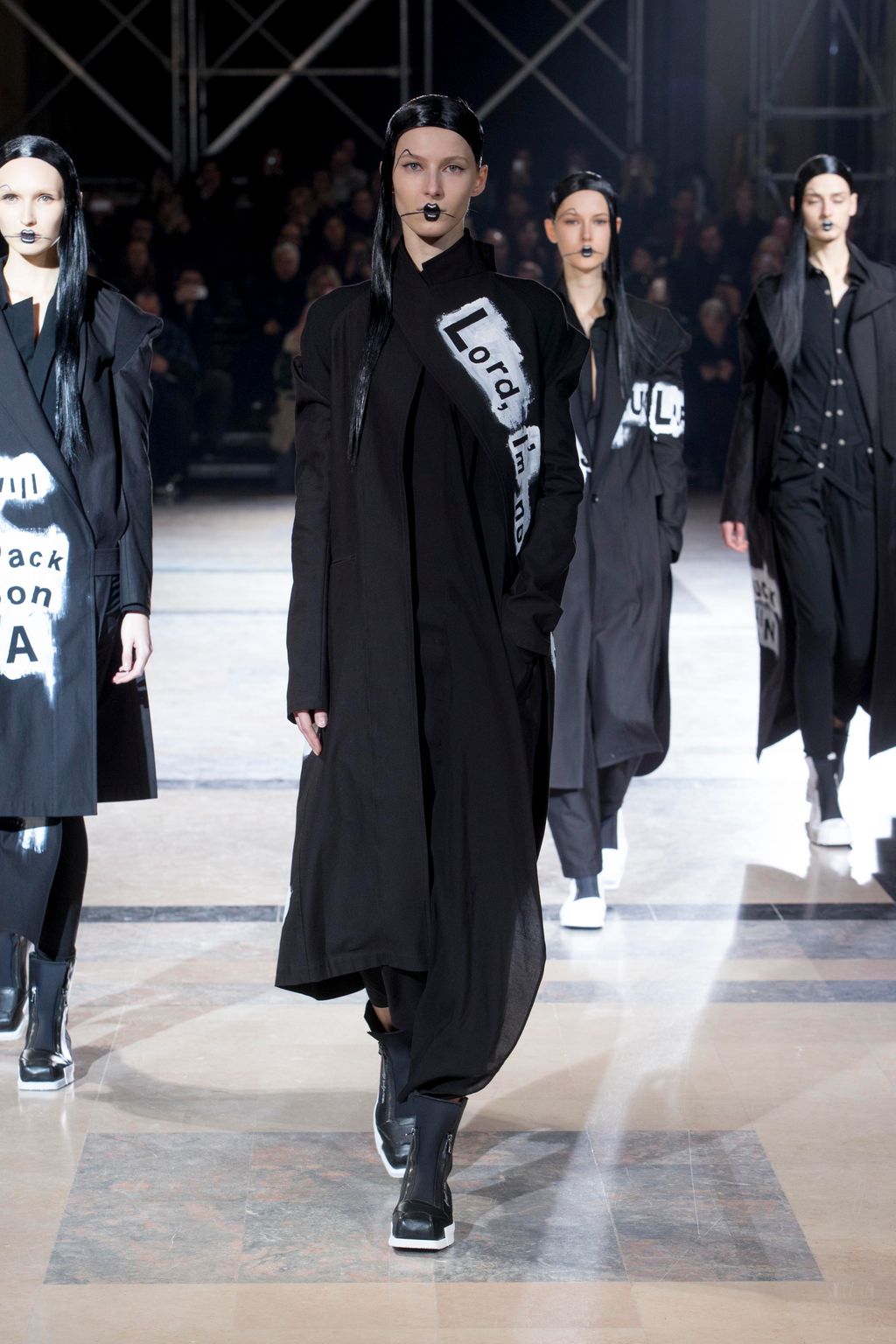 Fashion Week Paris Fall/Winter 2016 look 34 de la collection Yohji Yamamoto womenswear