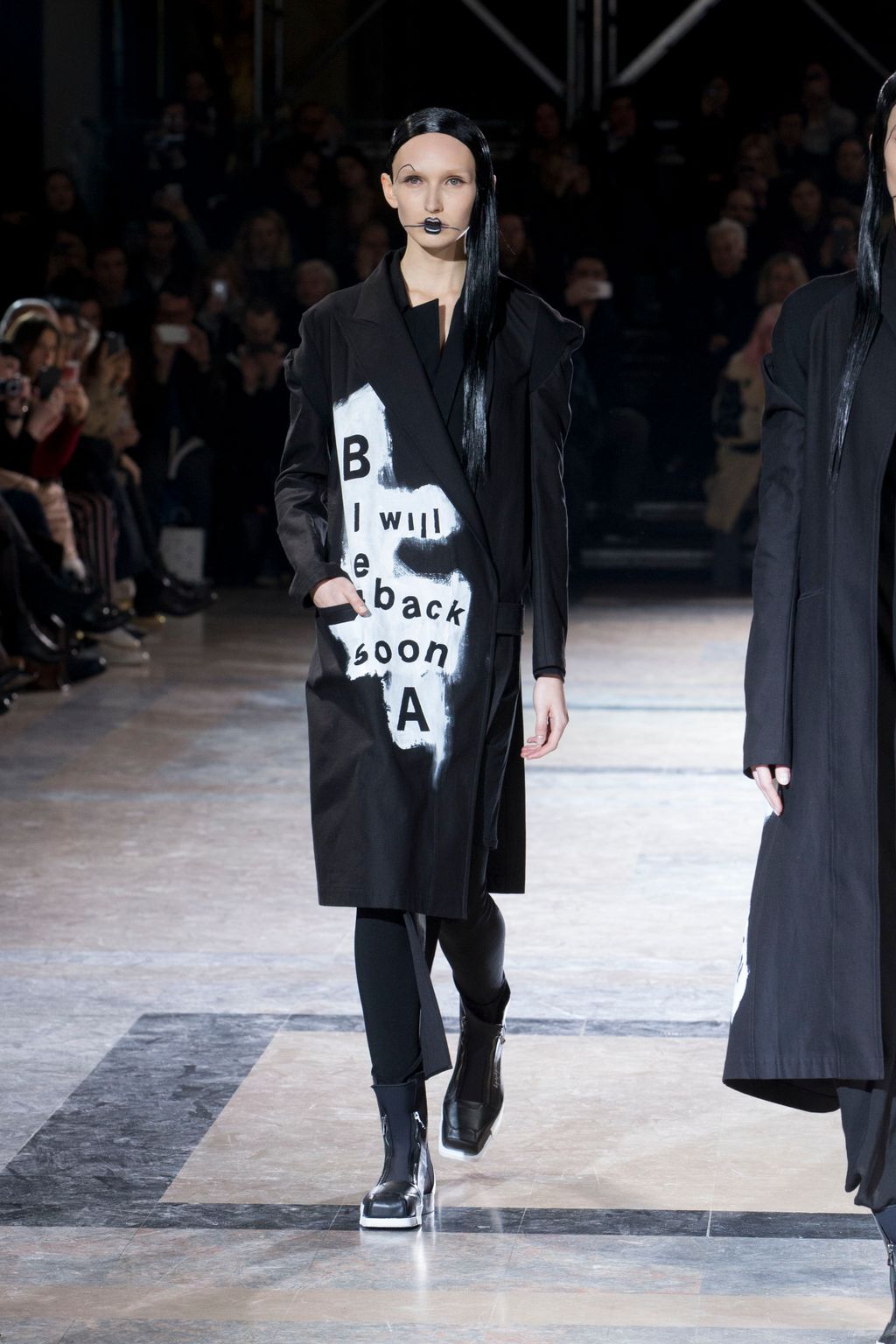 Fashion Week Paris Fall/Winter 2016 look 35 de la collection Yohji Yamamoto womenswear