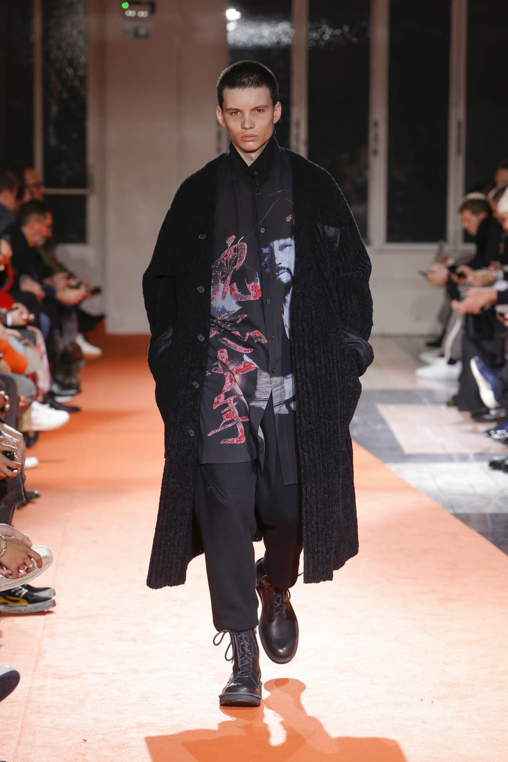 Fashion Week Paris Fall/Winter 2018 look 31 from the Yohji Yamamoto collection menswear