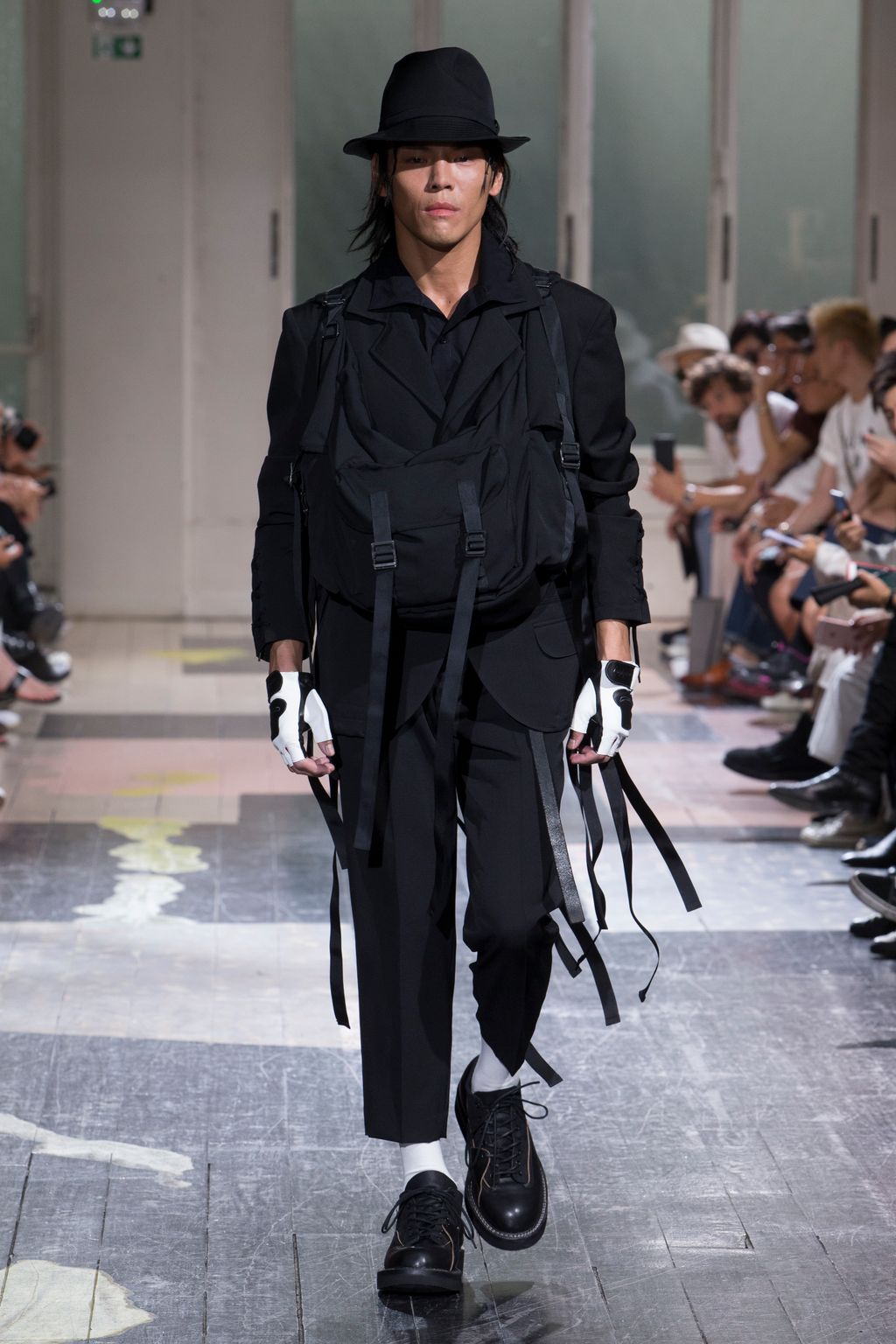 Fashion Week Paris Spring/Summer 2018 look 15 de la collection Yohji Yamamoto menswear