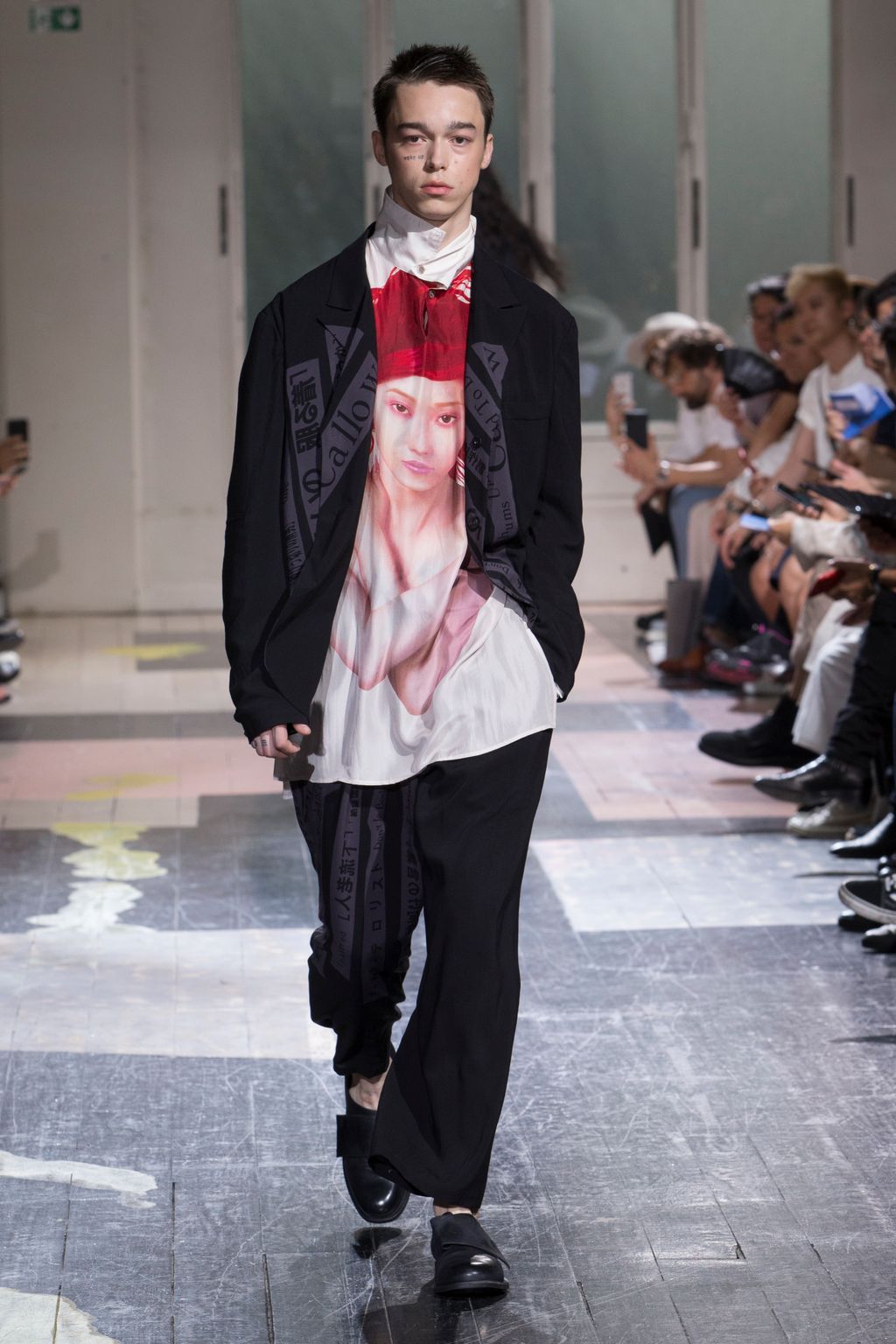 Fashion Week Paris Spring/Summer 2018 look 17 de la collection Yohji Yamamoto menswear
