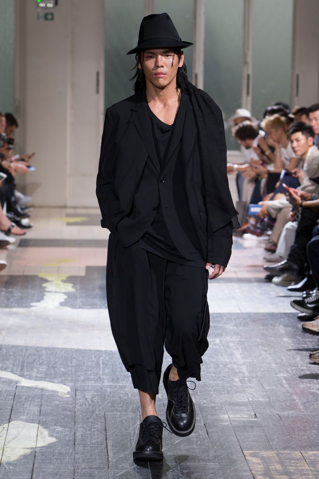 Fashion Week Paris Spring/Summer 2018 look 31 de la collection Yohji Yamamoto menswear