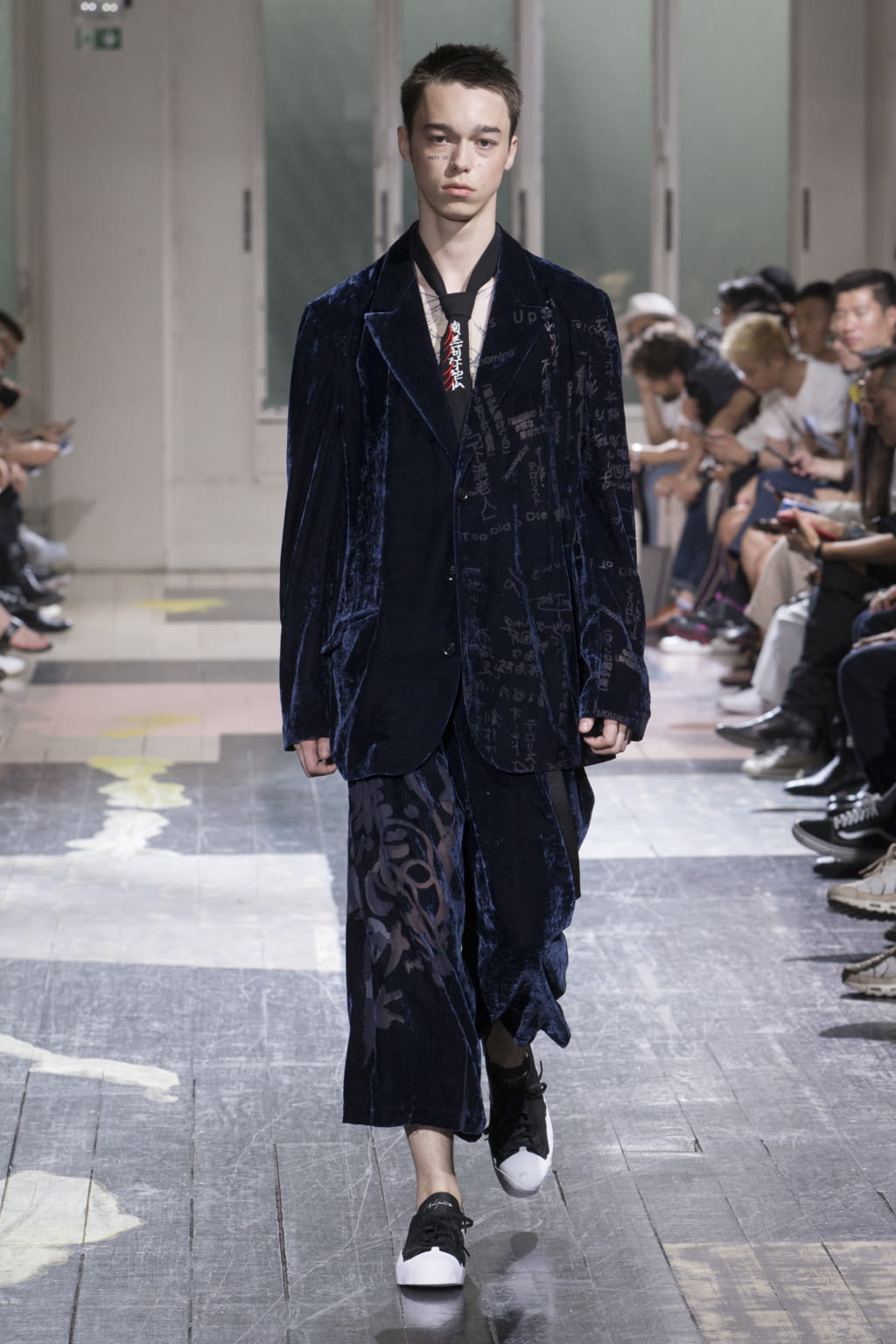 Fashion Week Paris Spring/Summer 2018 look 33 de la collection Yohji Yamamoto menswear