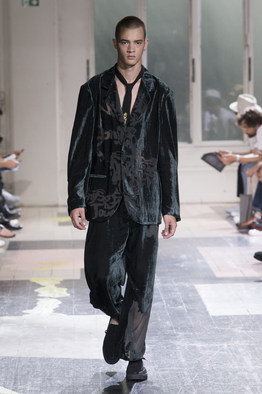 Fashion Week Paris Spring/Summer 2018 look 34 de la collection Yohji Yamamoto menswear