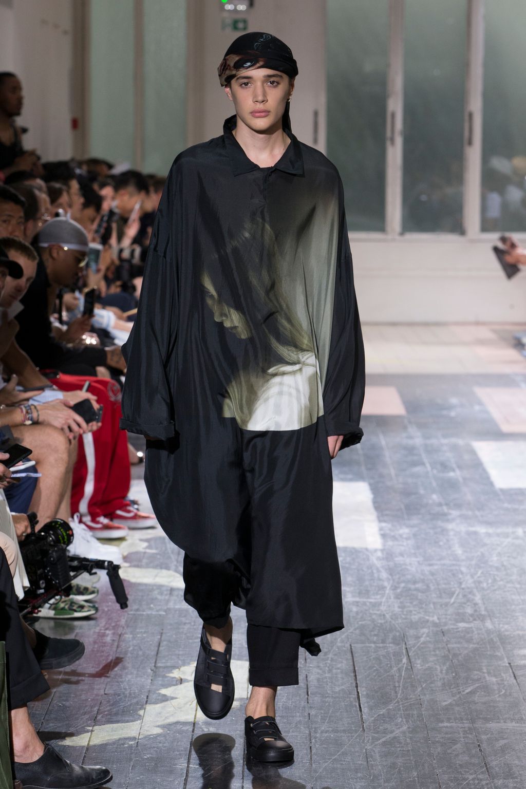 Fashion Week Paris Spring/Summer 2018 look 35 from the Yohji Yamamoto collection 男装