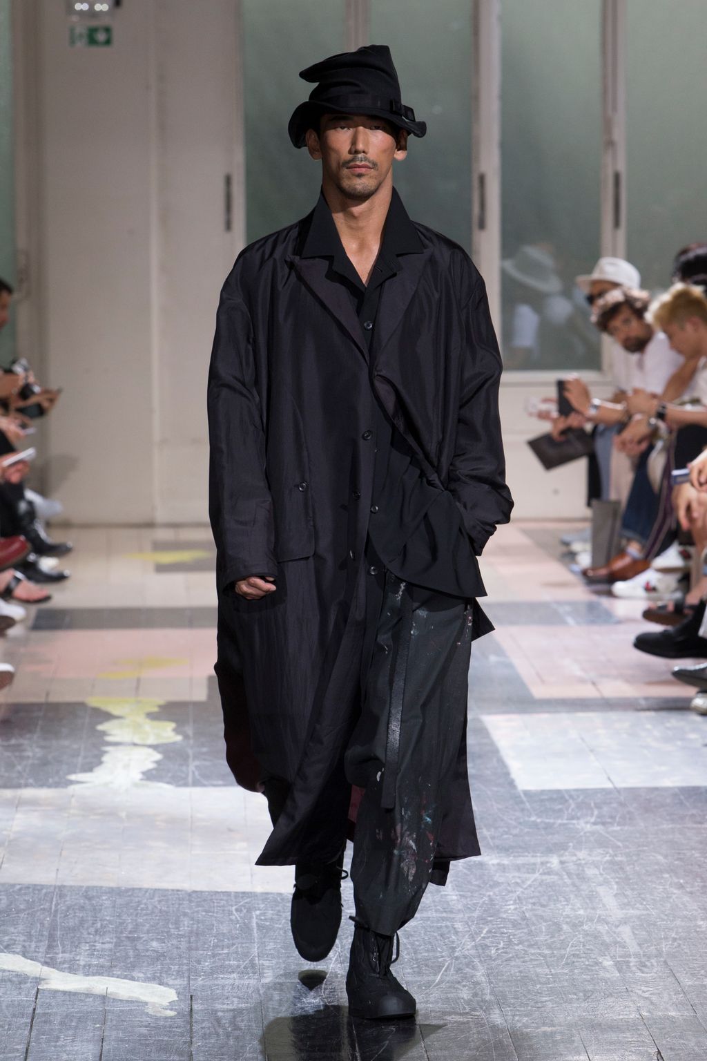 Fashion Week Paris Spring/Summer 2018 look 40 de la collection Yohji Yamamoto menswear