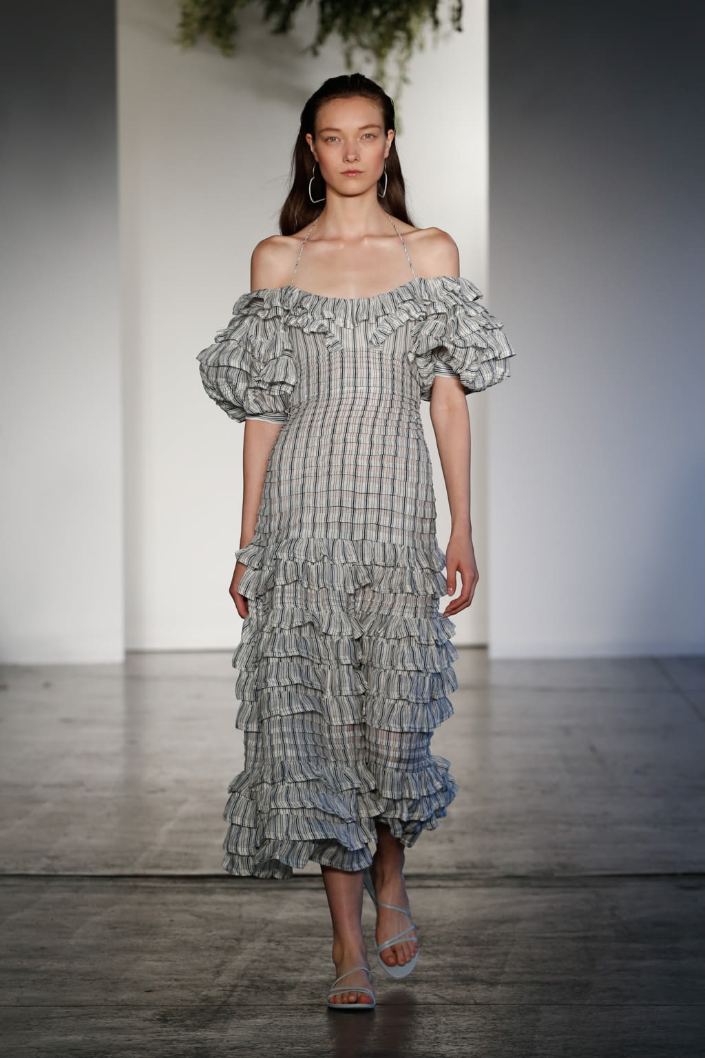 Fashion Week New York Resort 2018 look 12 from the Zimmermann collection 女装