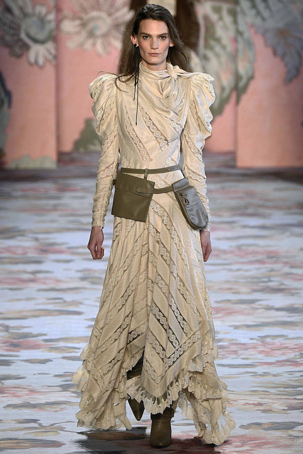 Fashion Week New York Fall/Winter 2018 look 33 from the Zimmermann collection 女装