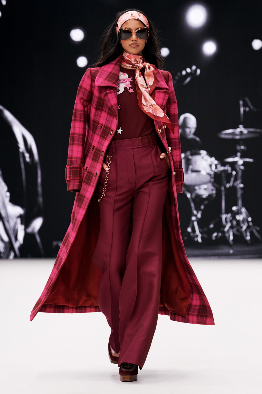 Fashion Week New York Fall/Winter 2021 look 7 from the Zimmermann collection 女装
