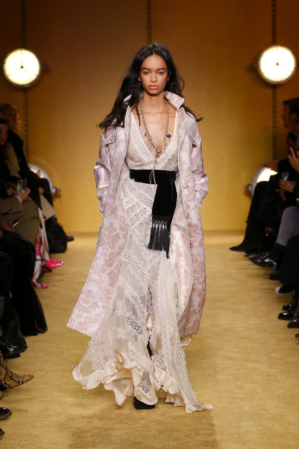 Fashion Week New York Fall/Winter 2020 look 16 from the Zimmermann collection 女装