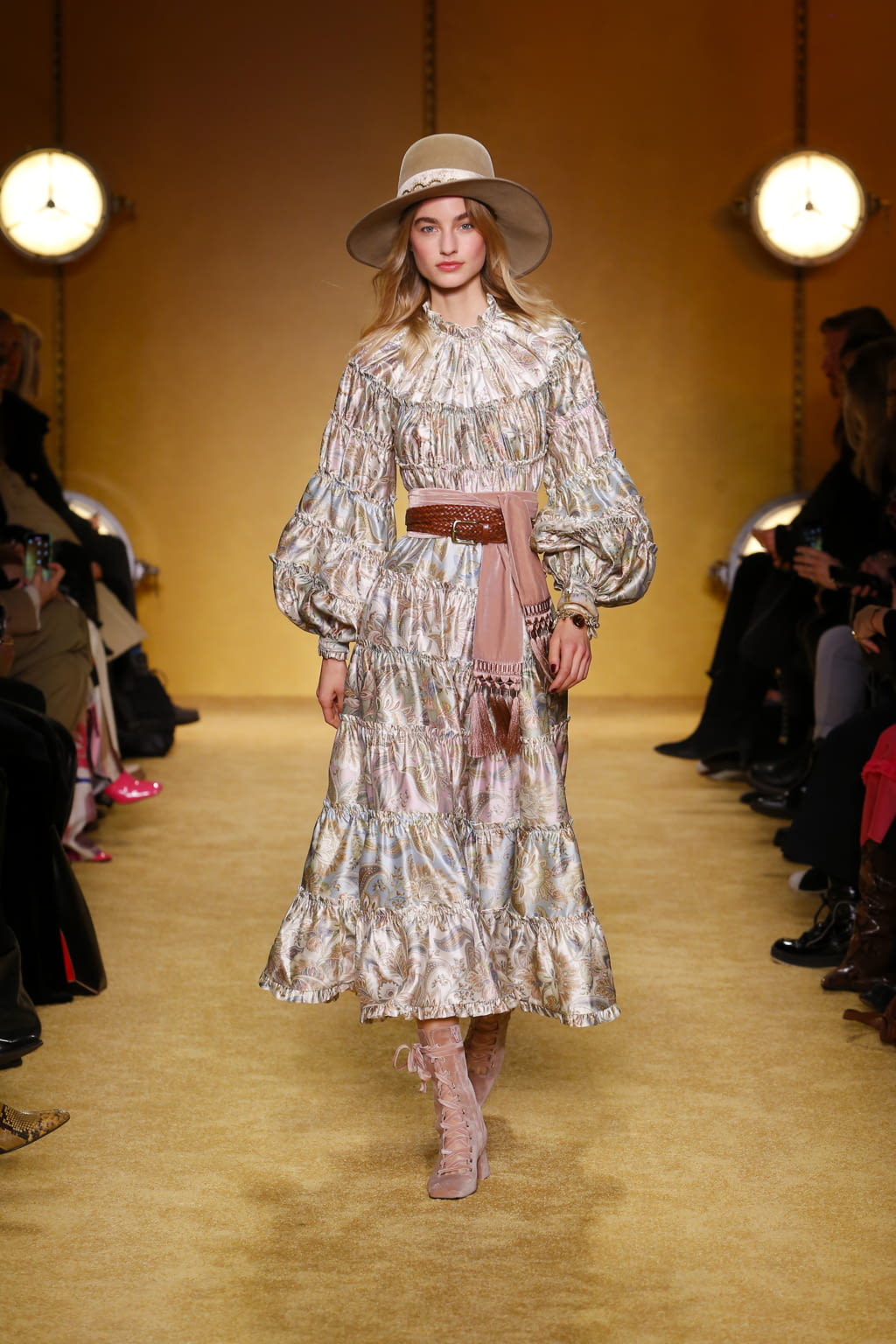 Fashion Week New York Fall/Winter 2020 look 22 from the Zimmermann collection 女装