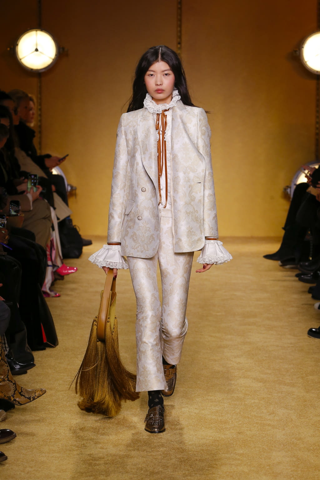 Fashion Week New York Fall/Winter 2020 look 23 from the Zimmermann collection 女装