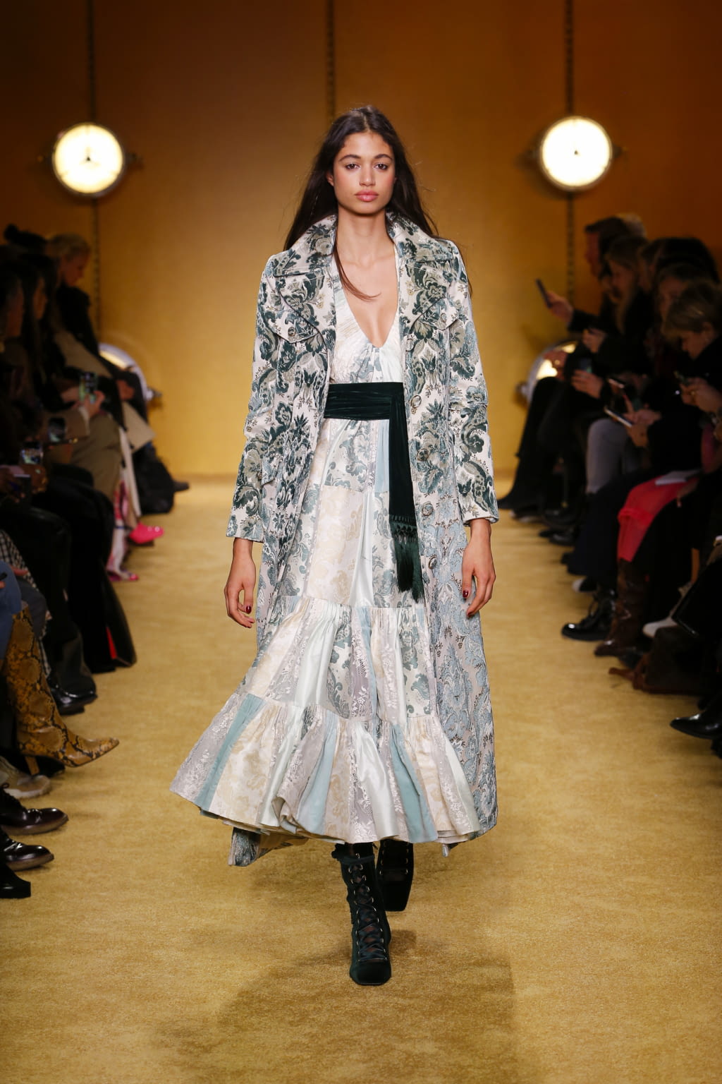 Fashion Week New York Fall/Winter 2020 look 24 from the Zimmermann collection 女装