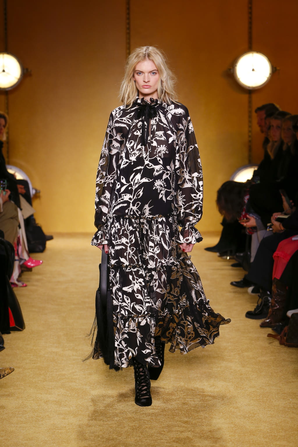 Fashion Week New York Fall/Winter 2020 look 31 from the Zimmermann collection 女装
