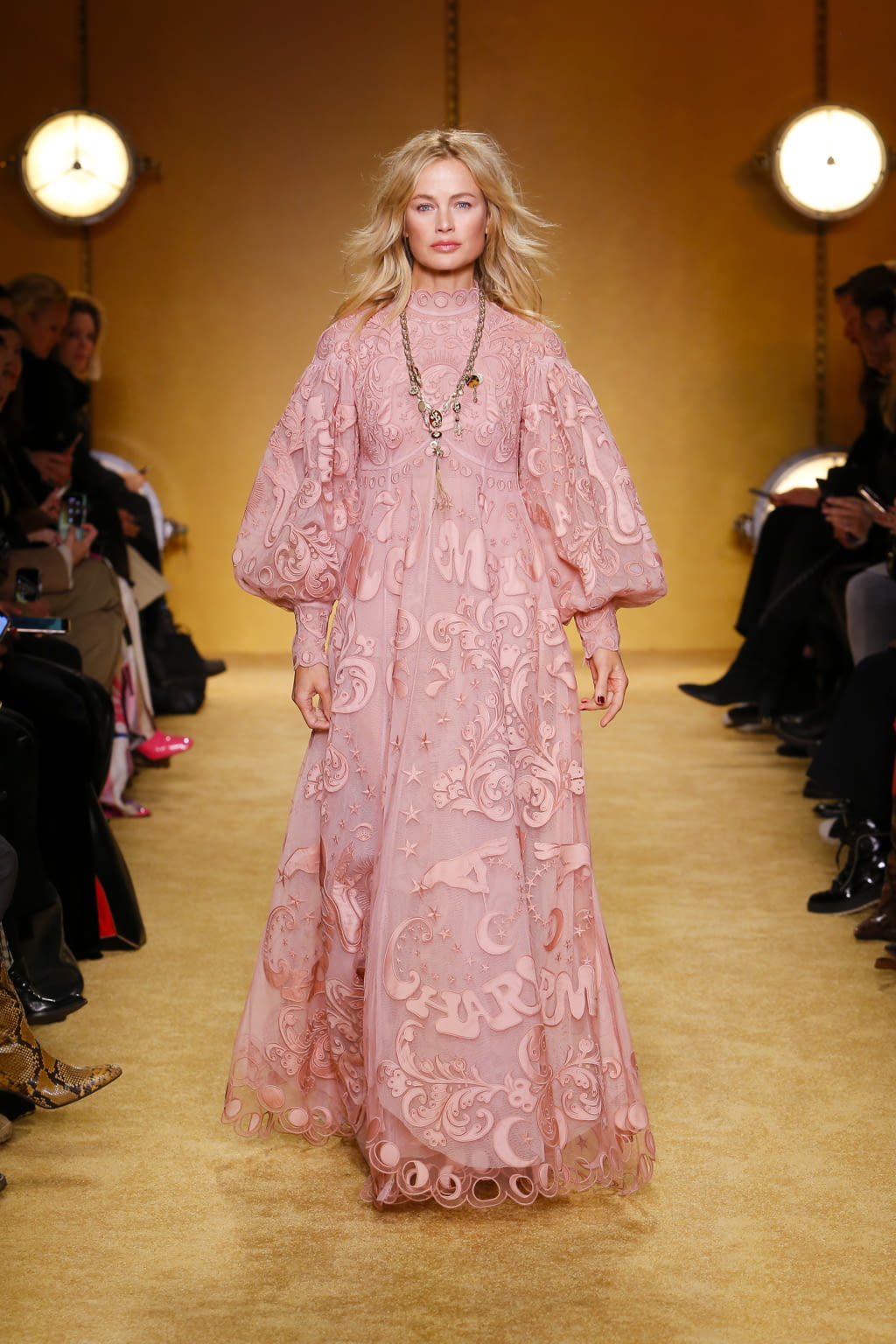 Fashion Week New York Fall/Winter 2020 look 39 from the Zimmermann collection 女装