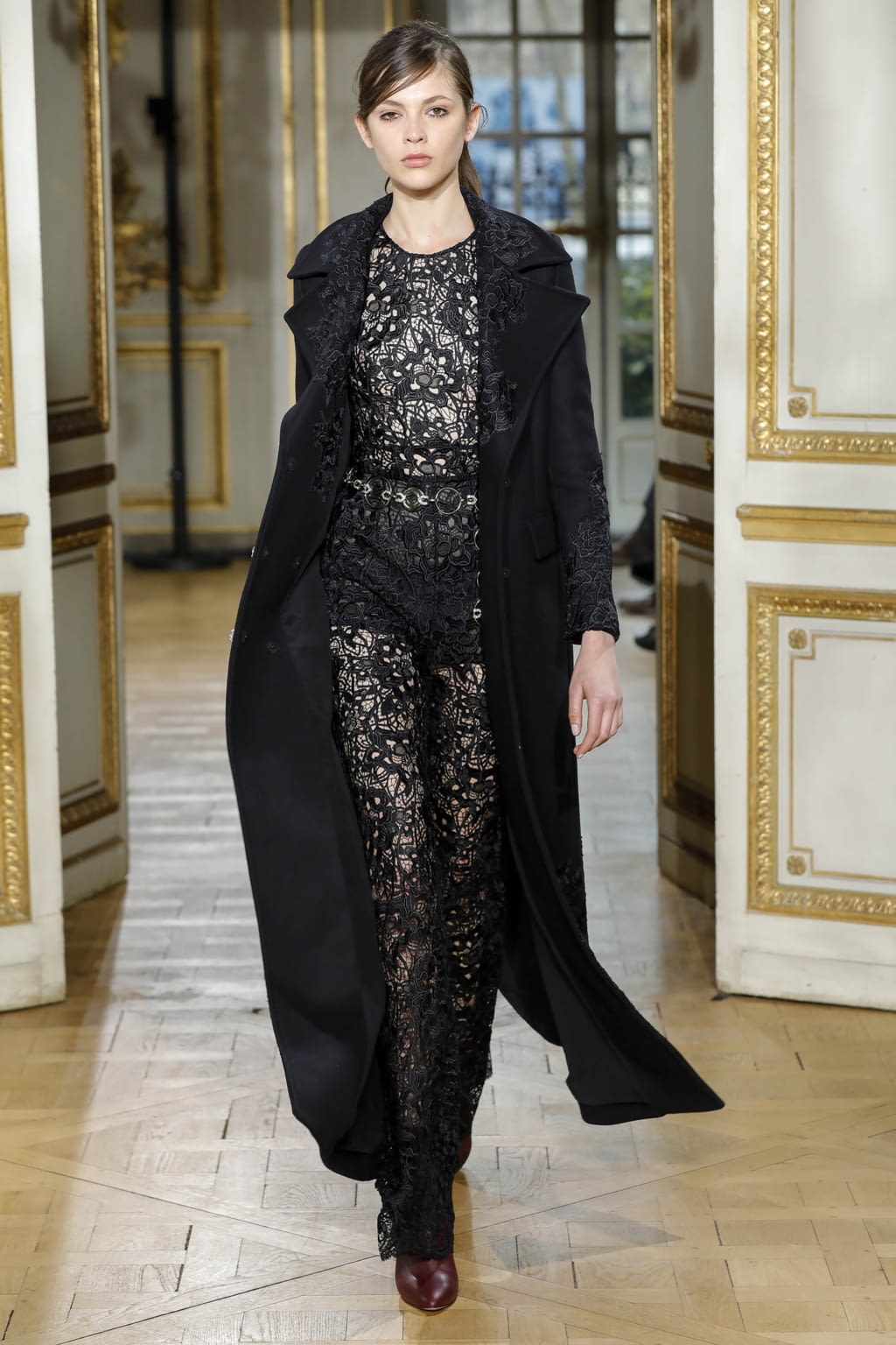 Fashion Week Paris Fall/Winter 2017 look 27 from the Zuhair Murad collection womenswear