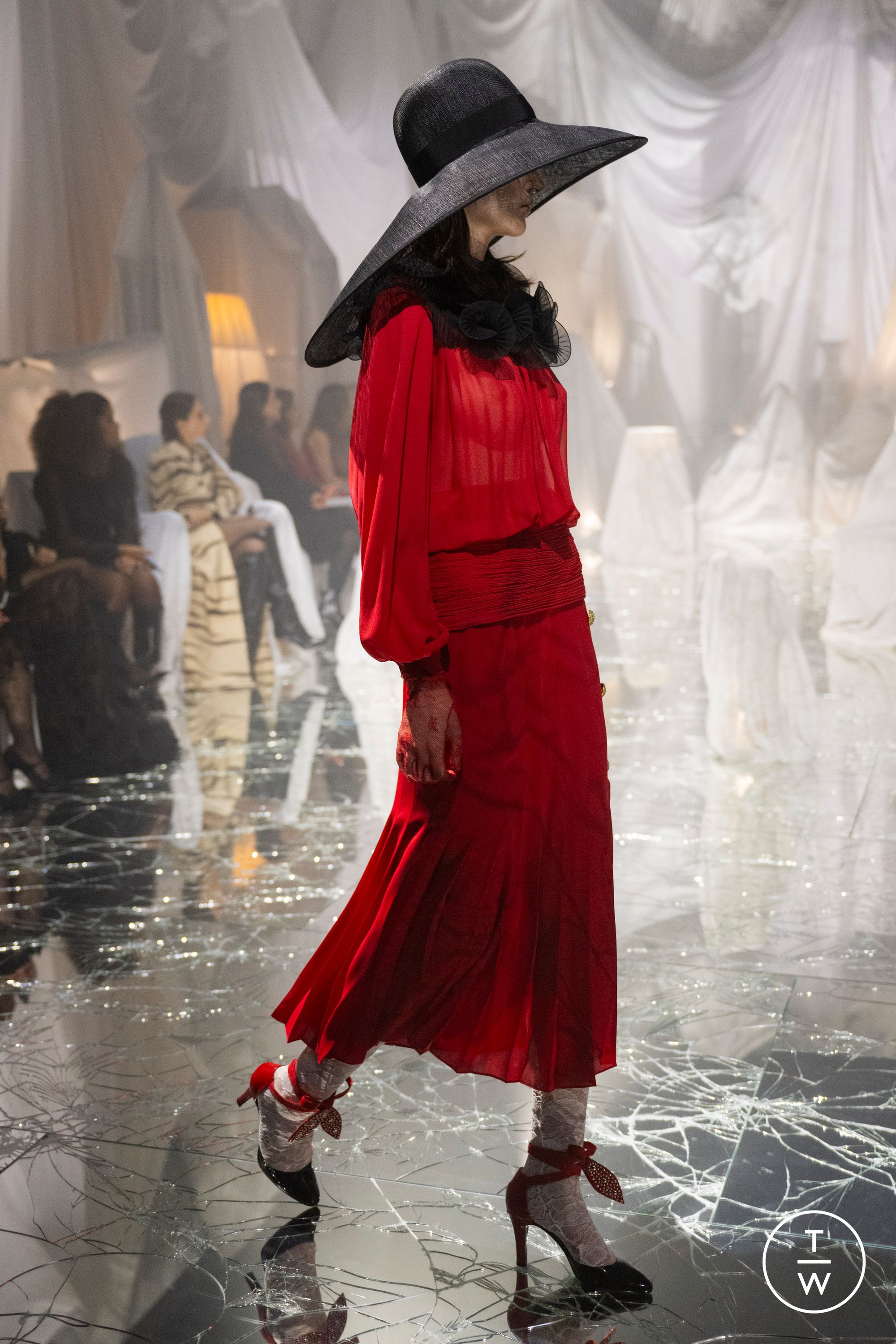 Valentino ショートジャケット プリント SS25 model-walks-the-runway-during-