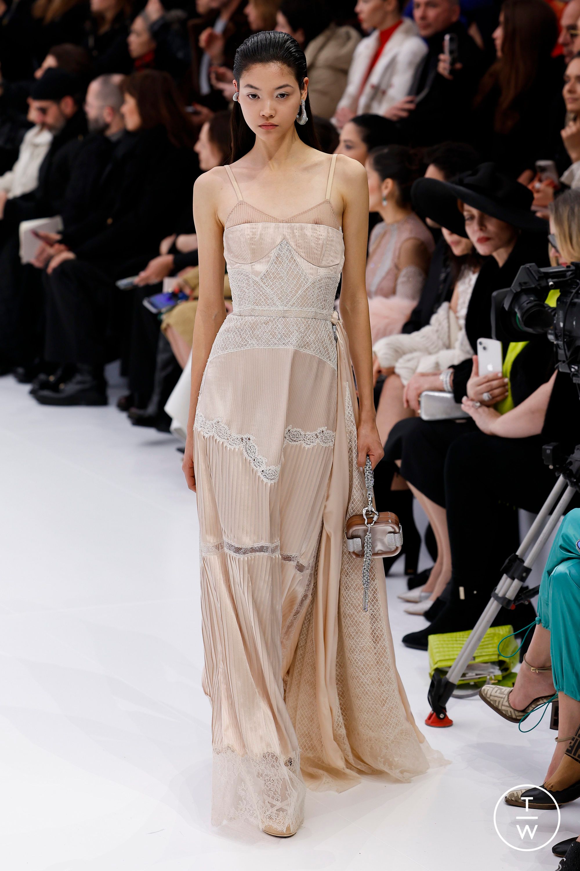Fendi SS23 couture #19 - Tagwalk: The Fashion Search Engine