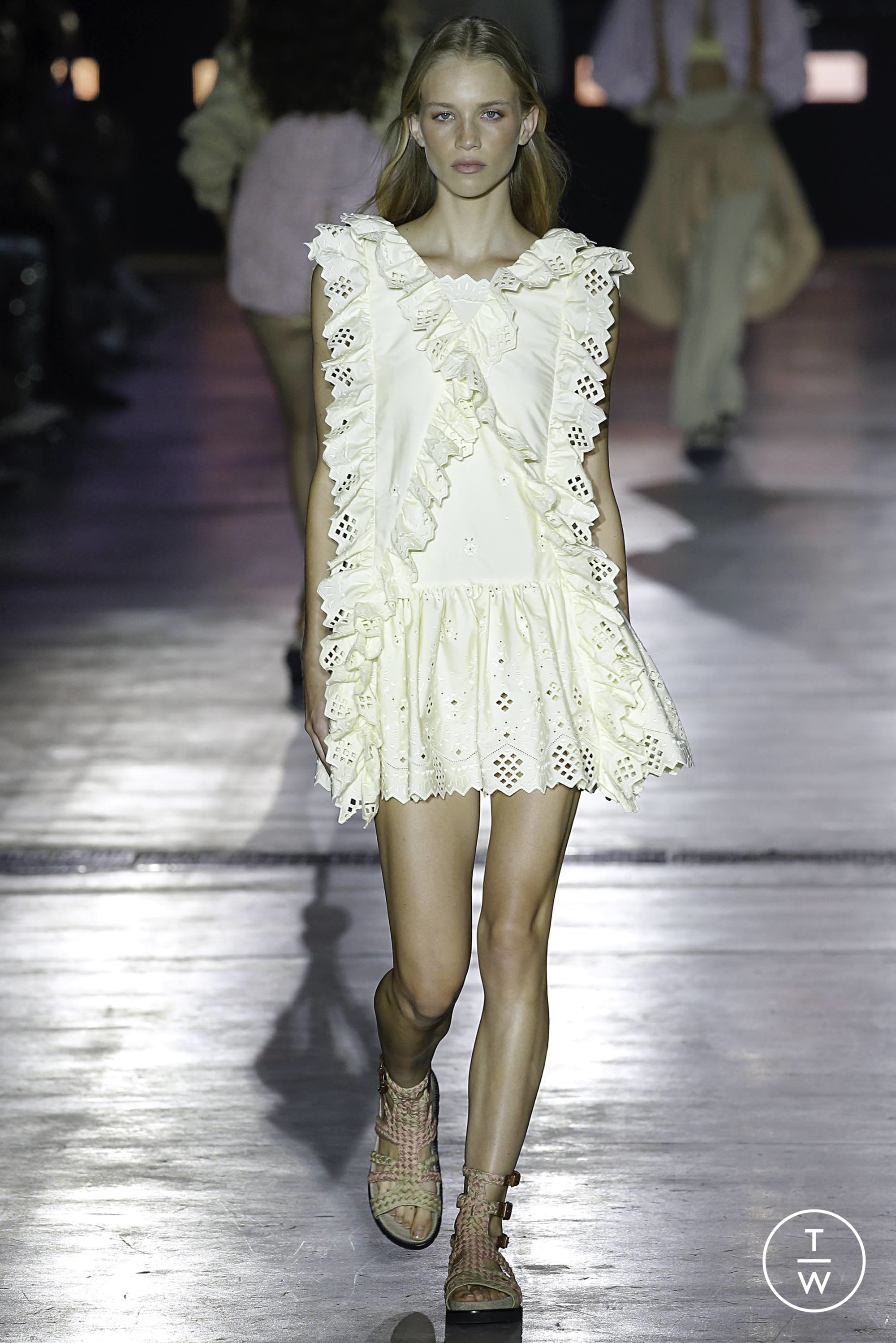 udsagnsord Give salt Alberta Ferretti S/S19 womenswear #10 - The Fashion Search Engine - TAGWALK