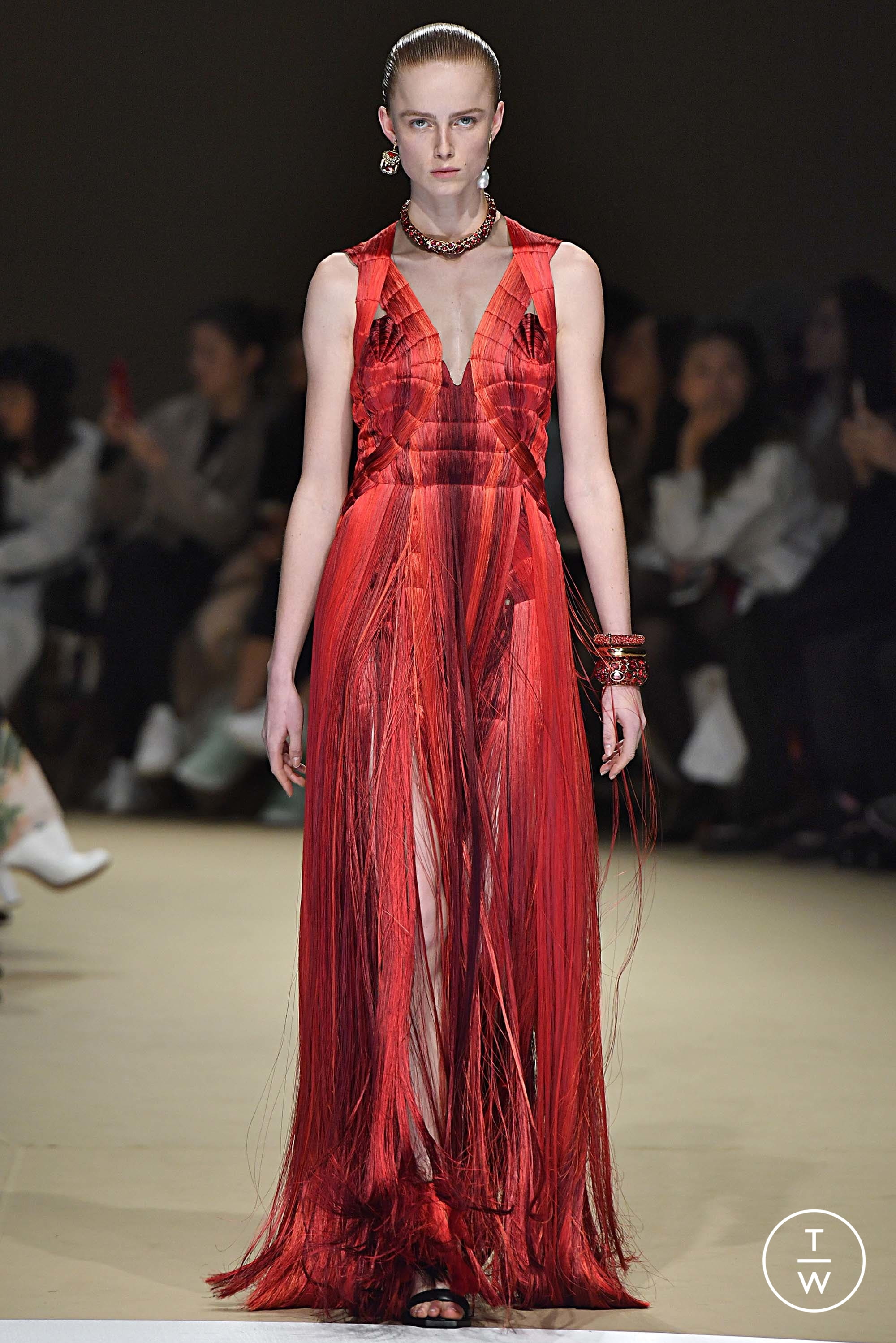 Alexander McQueen F/W 18 womenswear #35 - The Fashion Search Engine -  TAGWALK