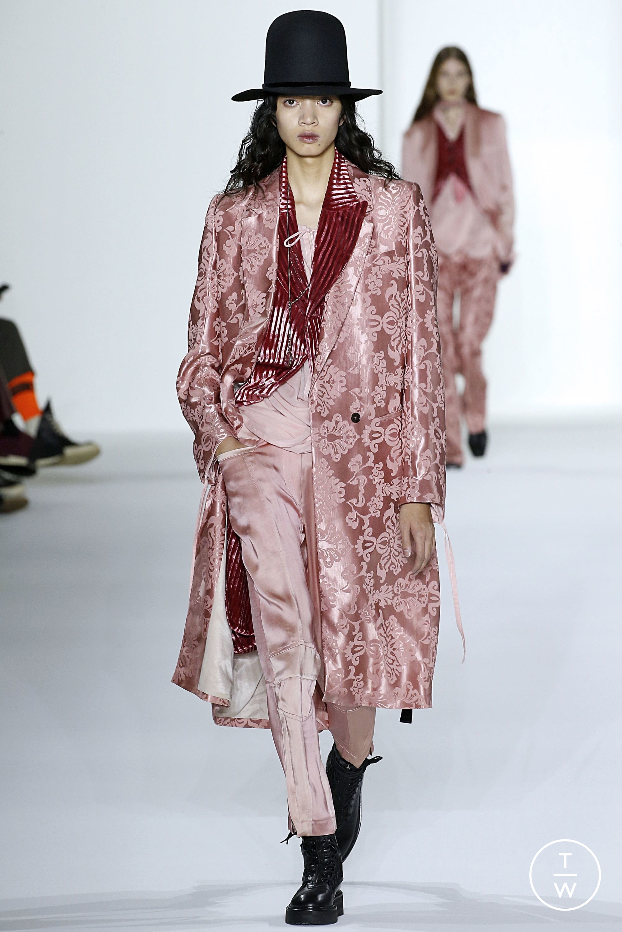 ann-demeulemeester-aw19-0009-