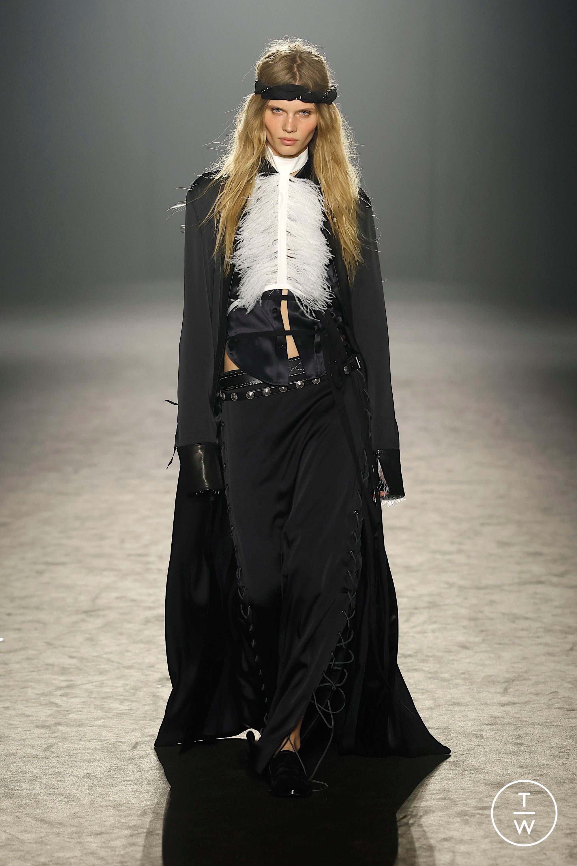 Ann Demeulemeester FW25 女装#32 - Tagwalk：时尚搜索引擎