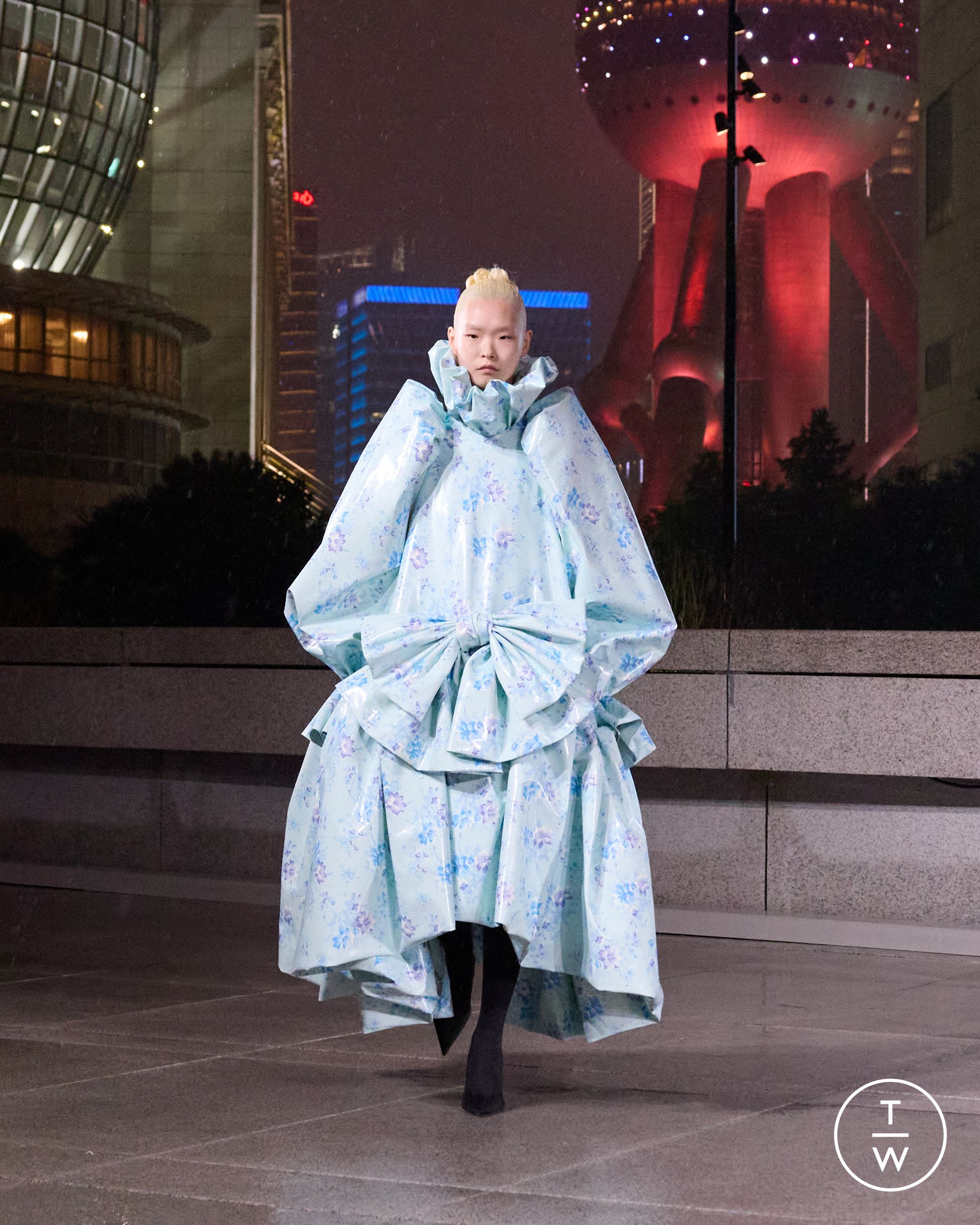 balenciagaspring25look54-