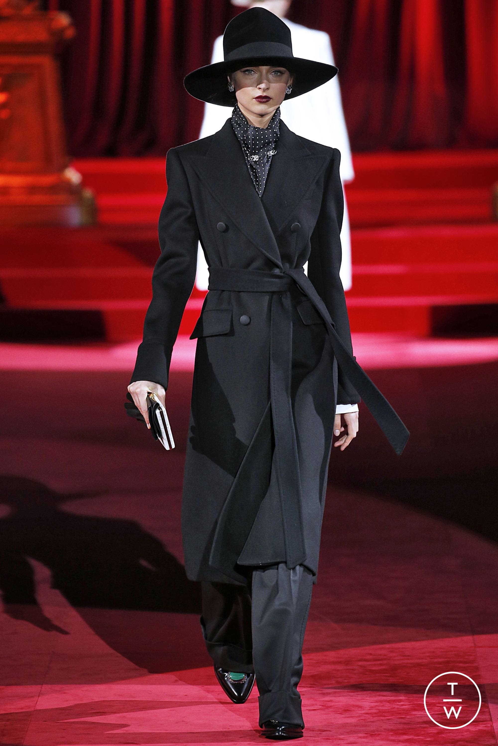 dolce-and-gabbana-aw19-0001-