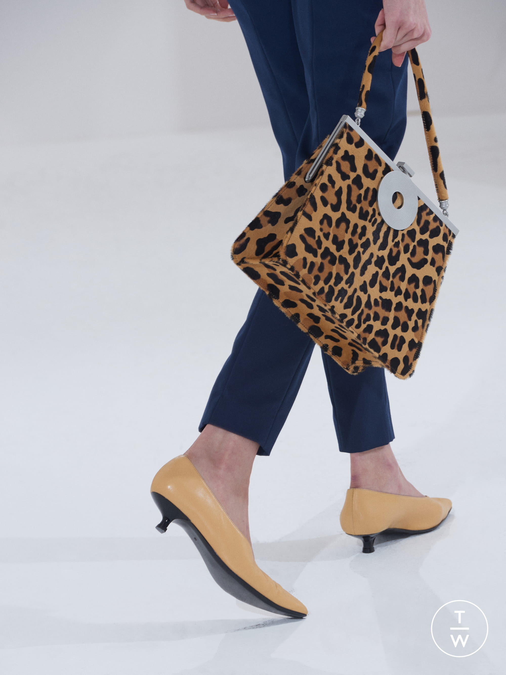 Dorateymur Fw19 Womenswear Accessories 10 The Fashion Search Engine walk