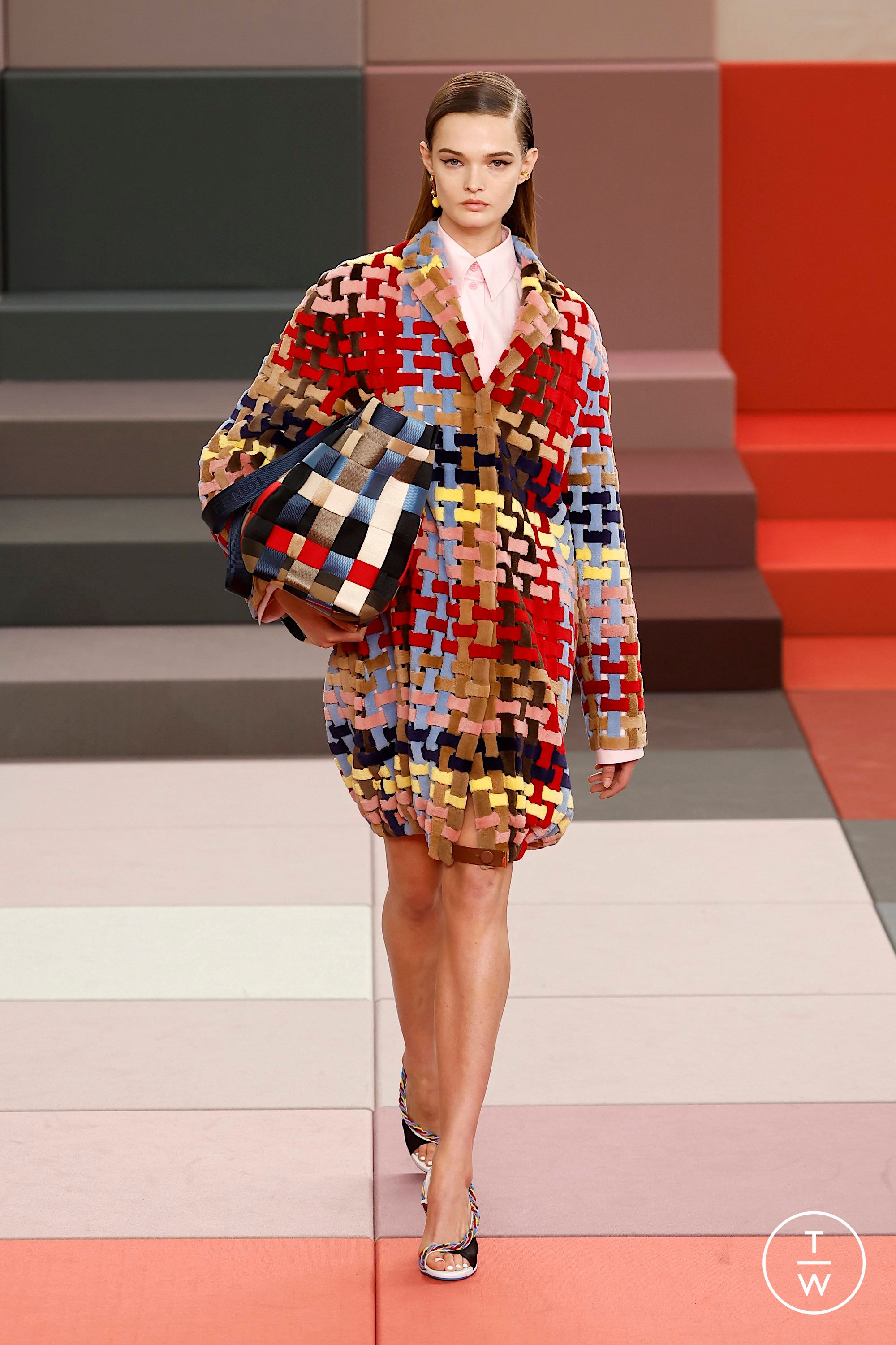 【タイムセール】FENDI ランウェイ　ジャケット　超美品 FENDI 2025年春夏コレクション | ミラノ | 画像45枚 - FASHIONSNAP