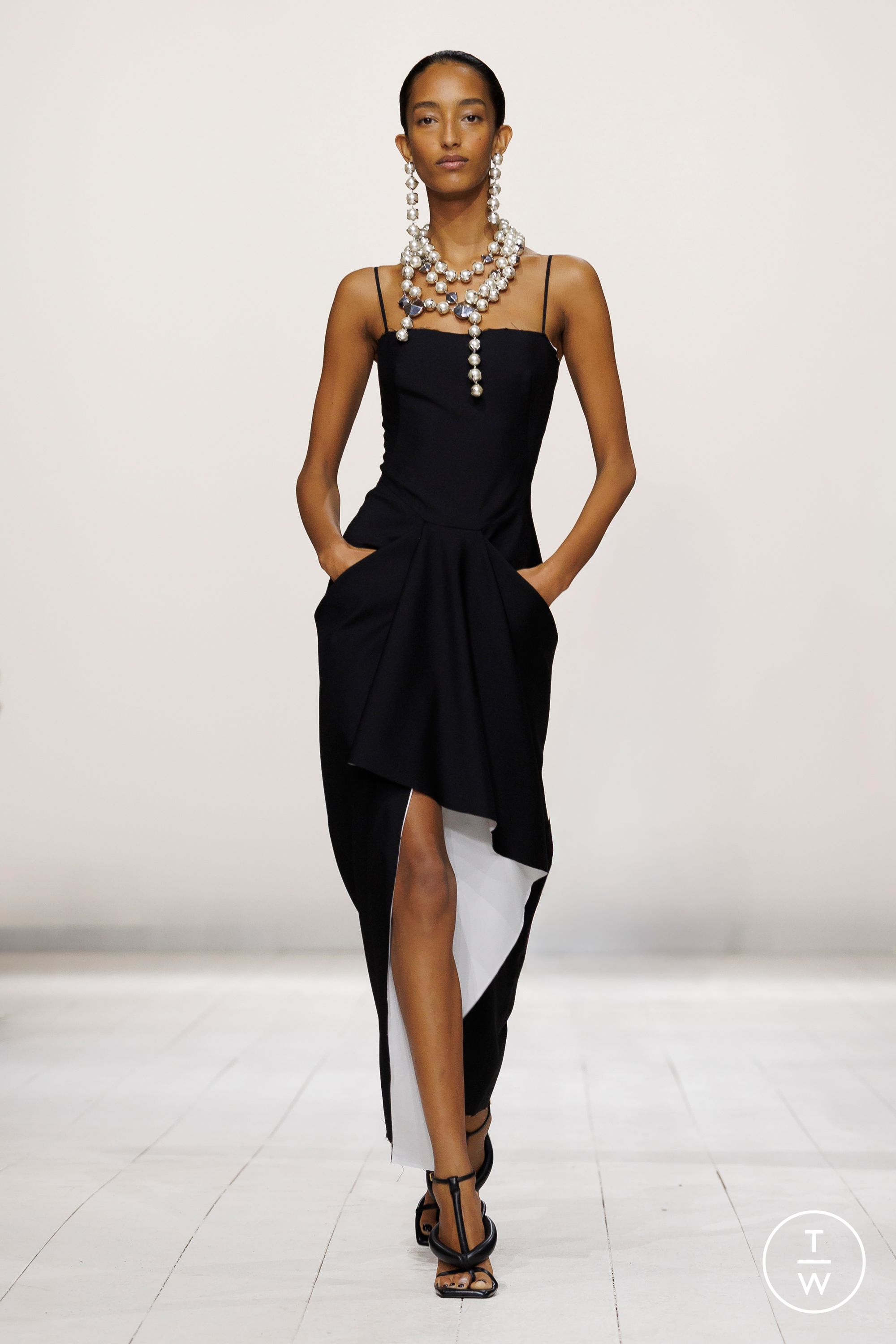 givenchyss26womenshowlook12-