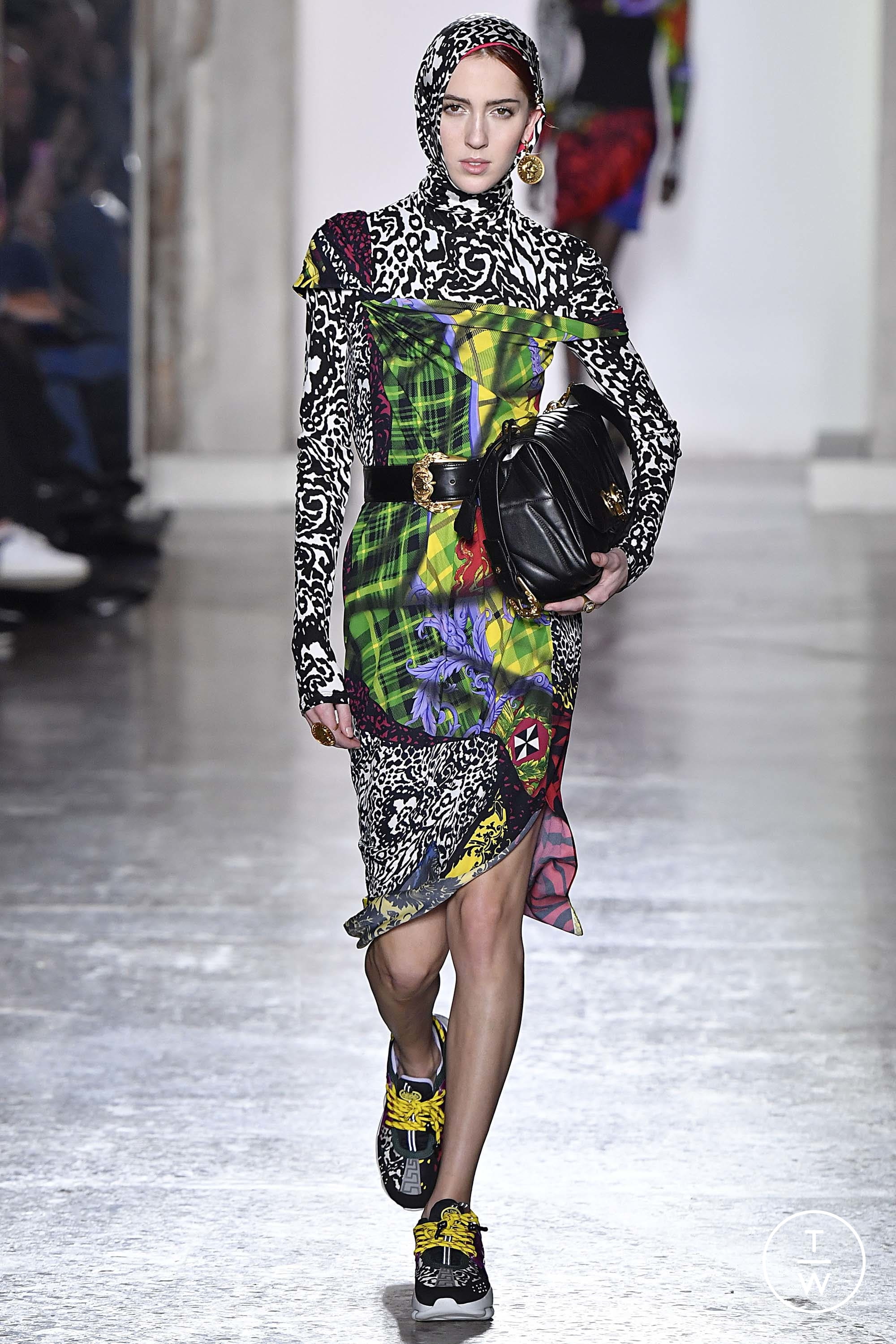 pelleten hulkende cabriolet Versace F/W 18 womenswear #17 - The Fashion Search Engine - TAGWALK