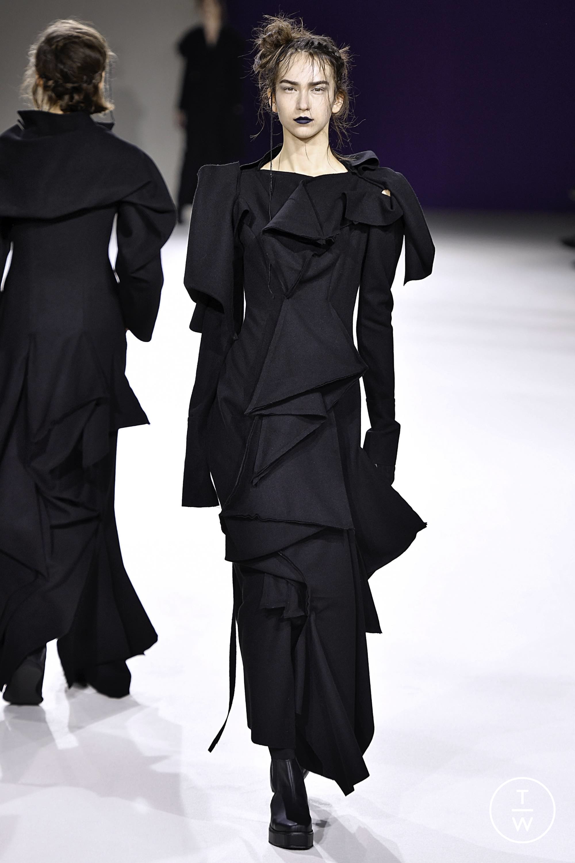 Yohji Yamamoto FW19 womenswear #22 - Tagwalk: The Fashion