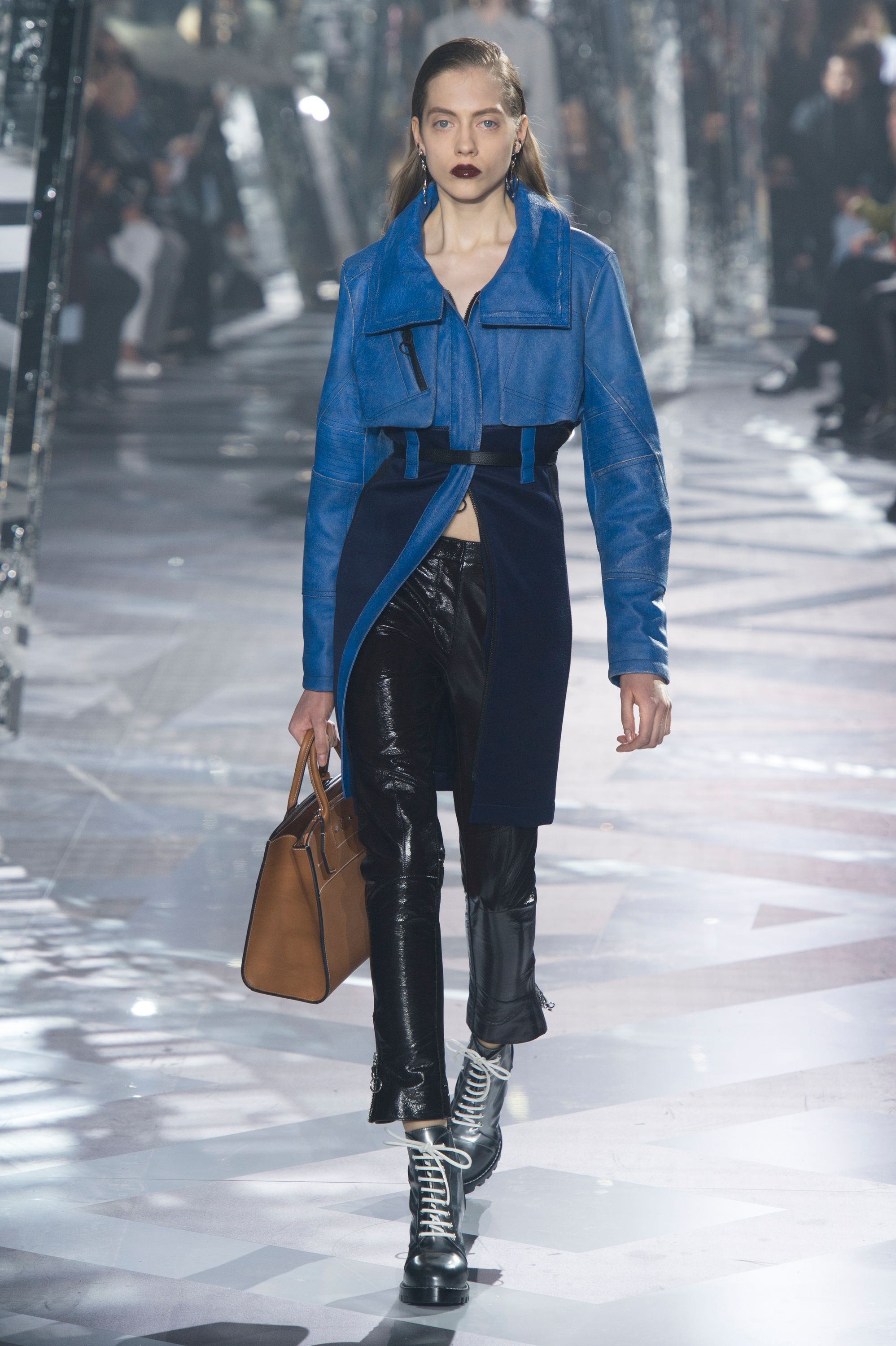 Slovenien Jurassic Park taktik Louis Vuitton F/W 16 womenswear #11 - Tagwalk: The Fashion Search Engine