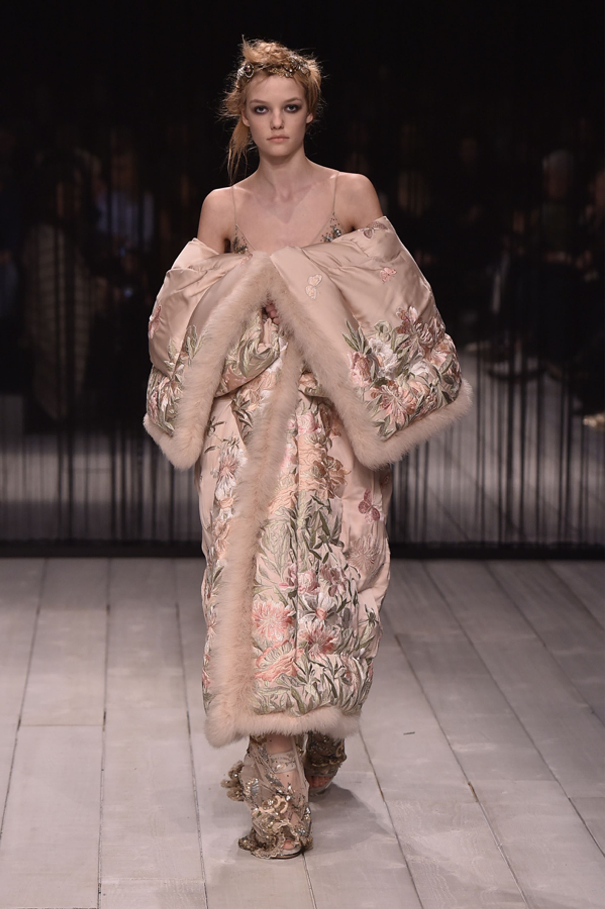 Alexander McQueen F/W 16 womenswear #41 - Tagwalk: The Fashion