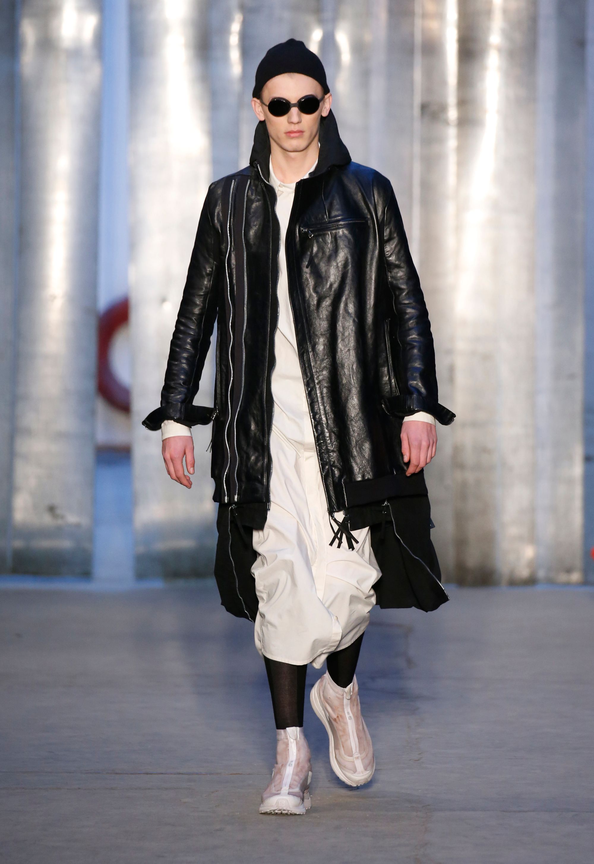 boris bidjan saberi ドレープデザイン 大判ストール Boris Bidjan Saberi Fall 2015 Menswear Fashion Show | Vogue