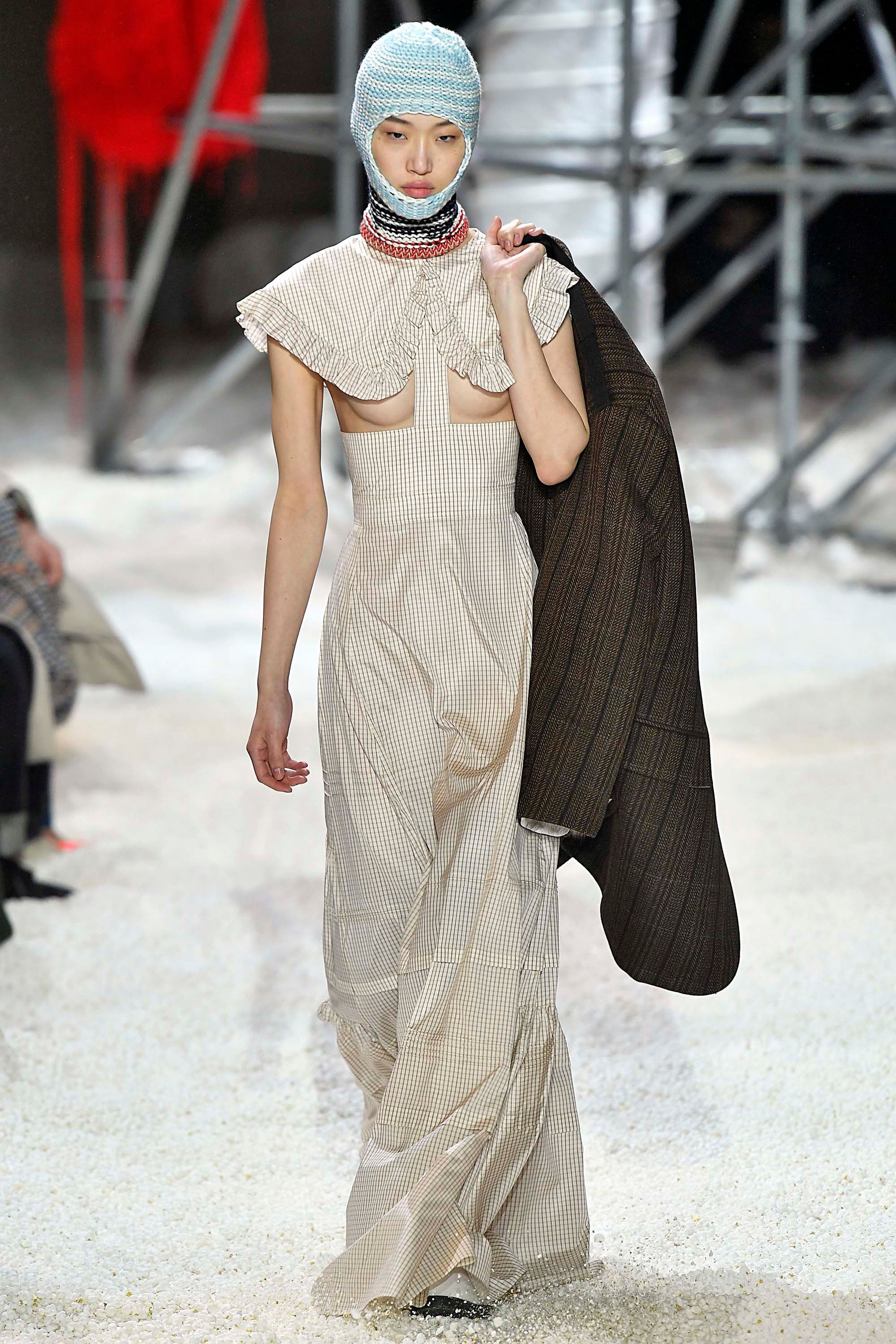 Calvin Klein 205W39NYC F/W 18 womenswear #10 - The Fashion Search Engine -  TAGWALK