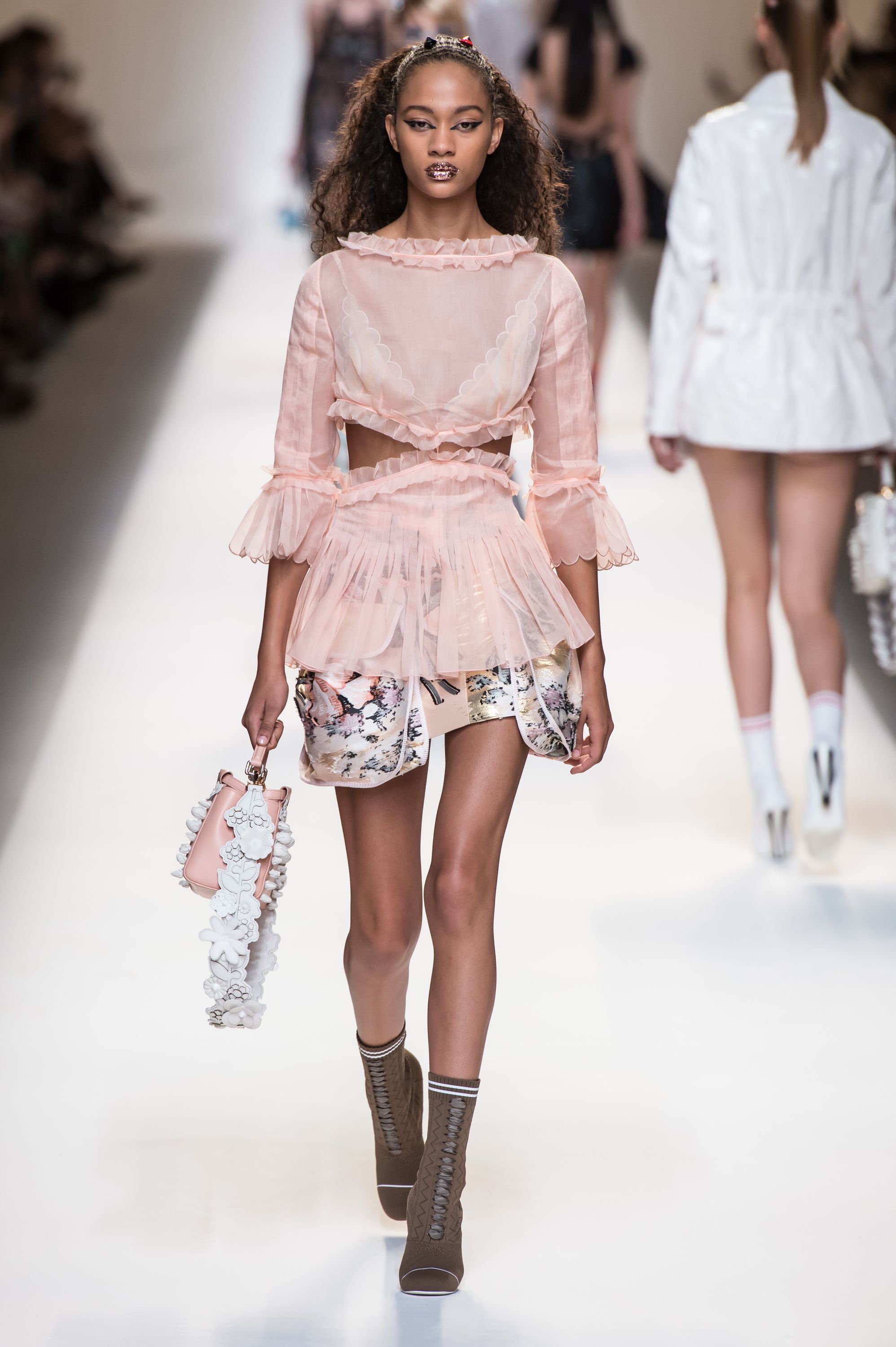 fendi-ss17-085-40d8d7.jpg