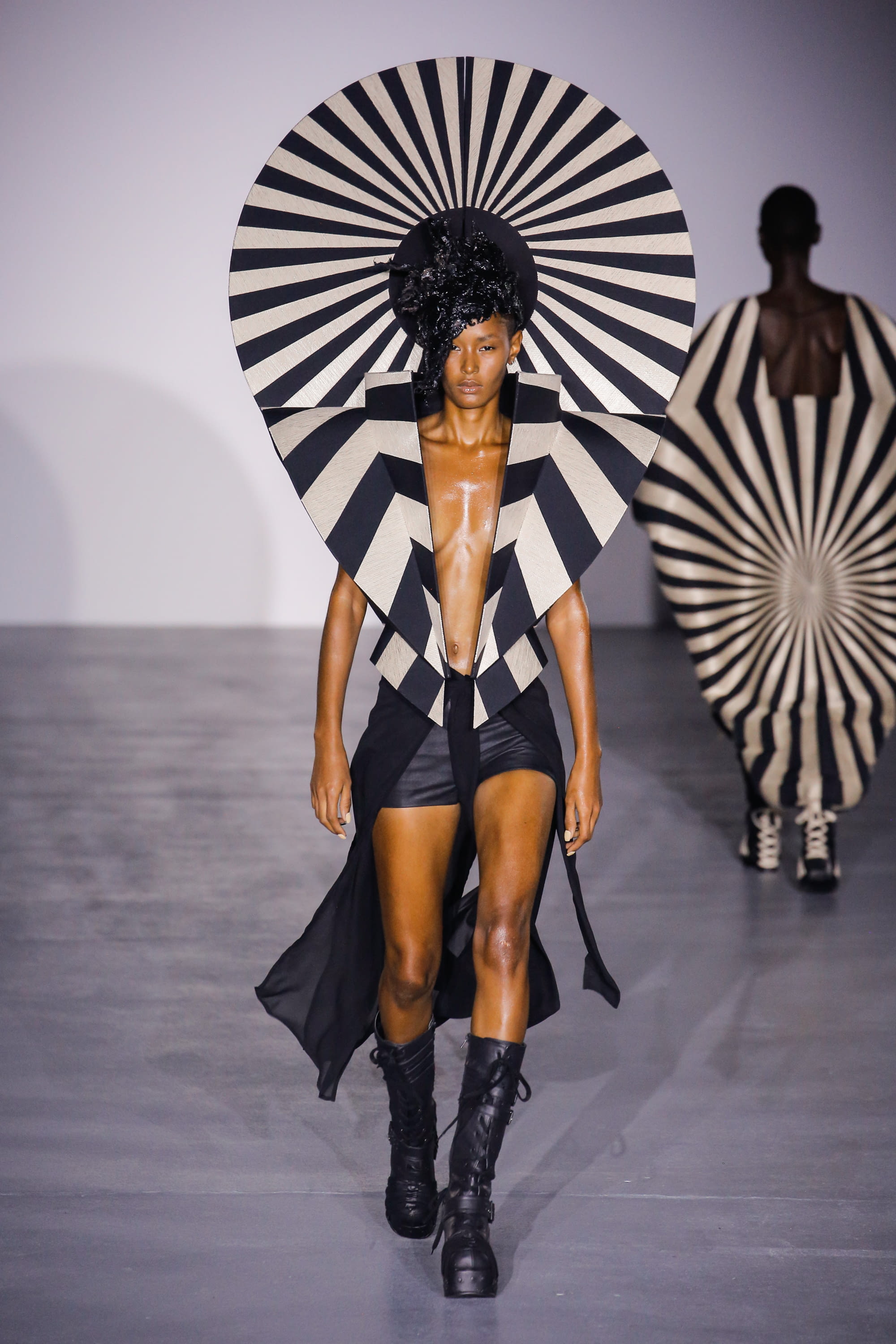 Gareth Pugh S/S 17 womenswear #35 - Tagwalk: The Fashion Search Engine