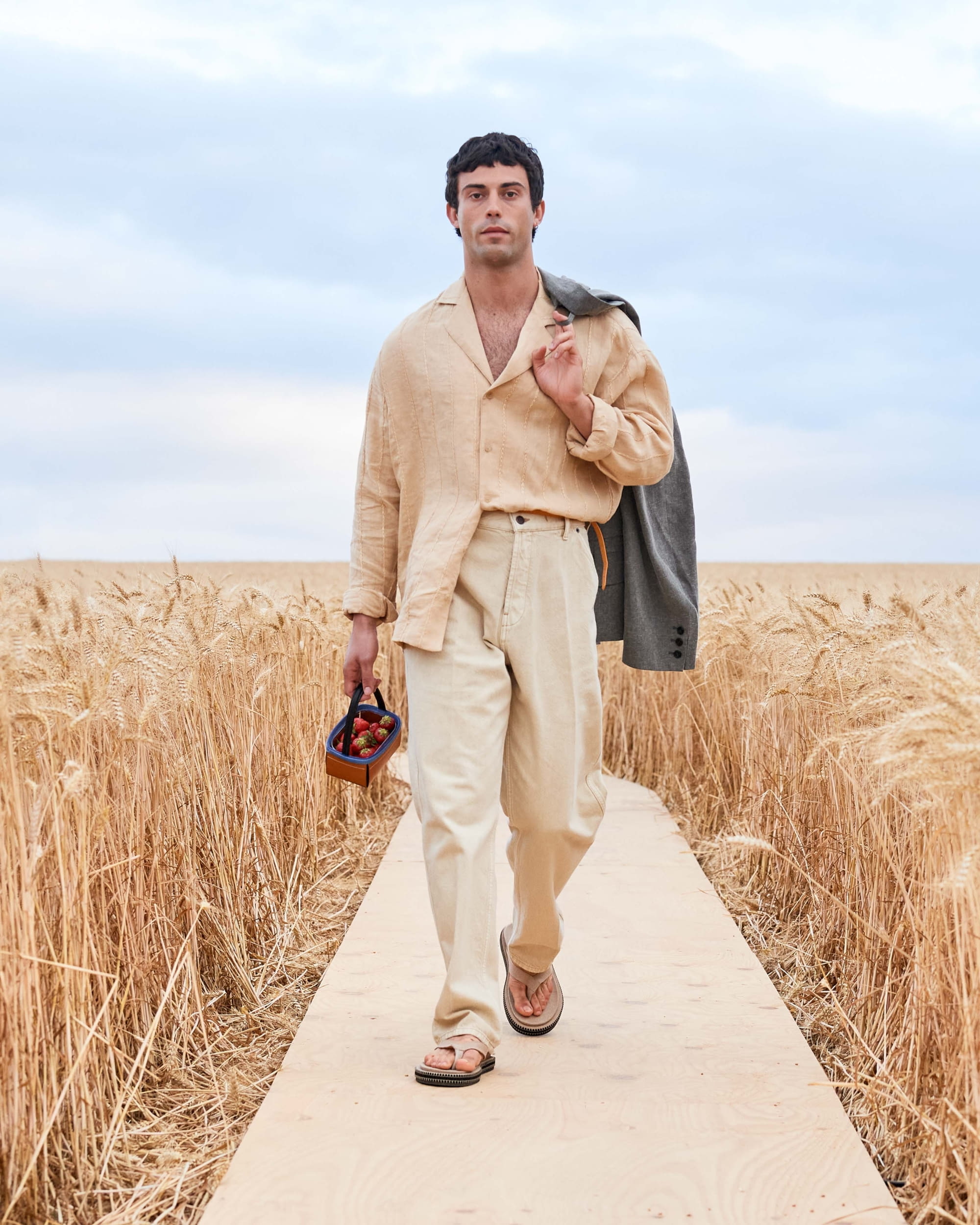 jacquemus-ss21-044-154993.jpg