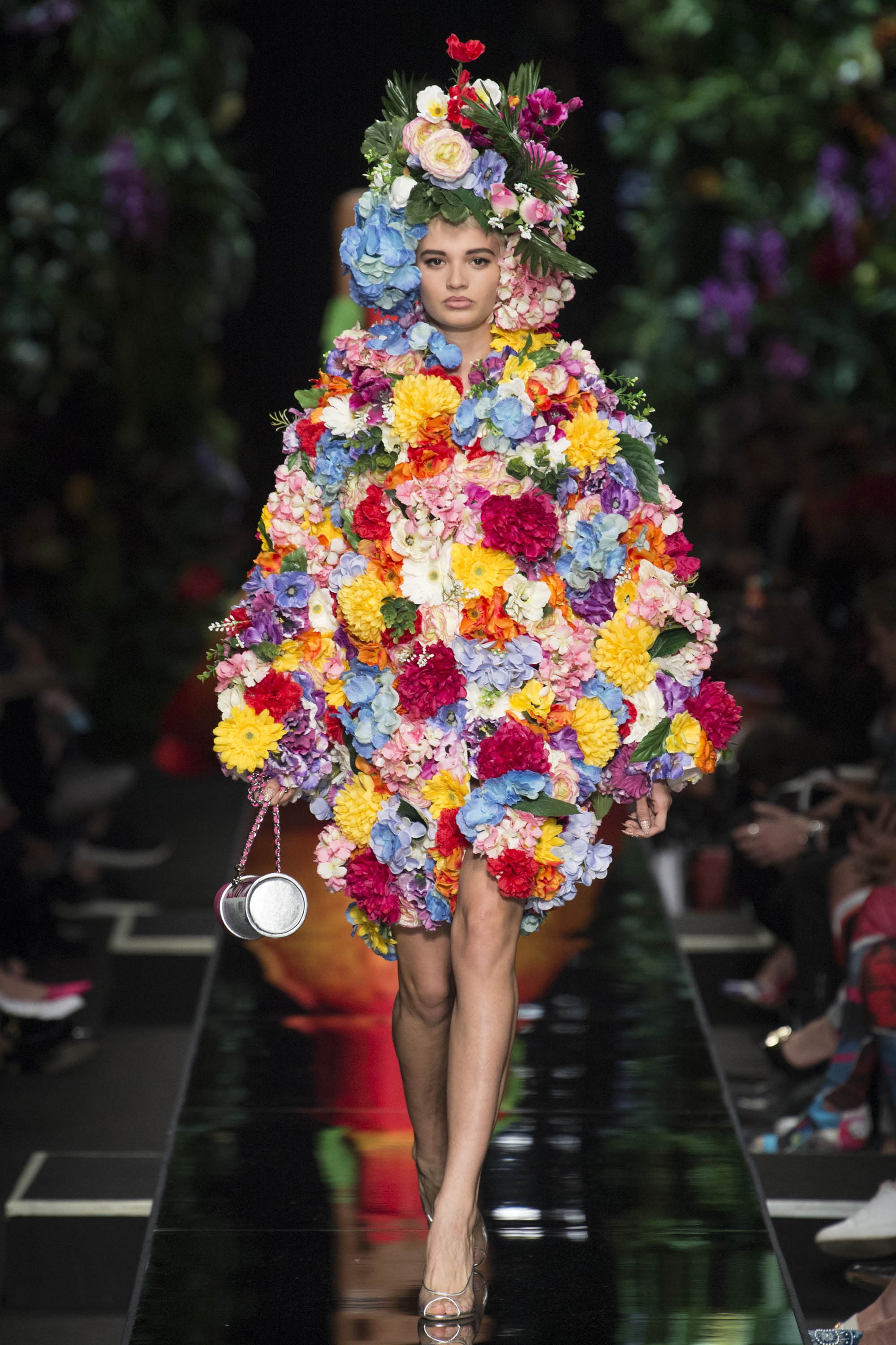 moschino-ss18-0046-f543b5.jpg