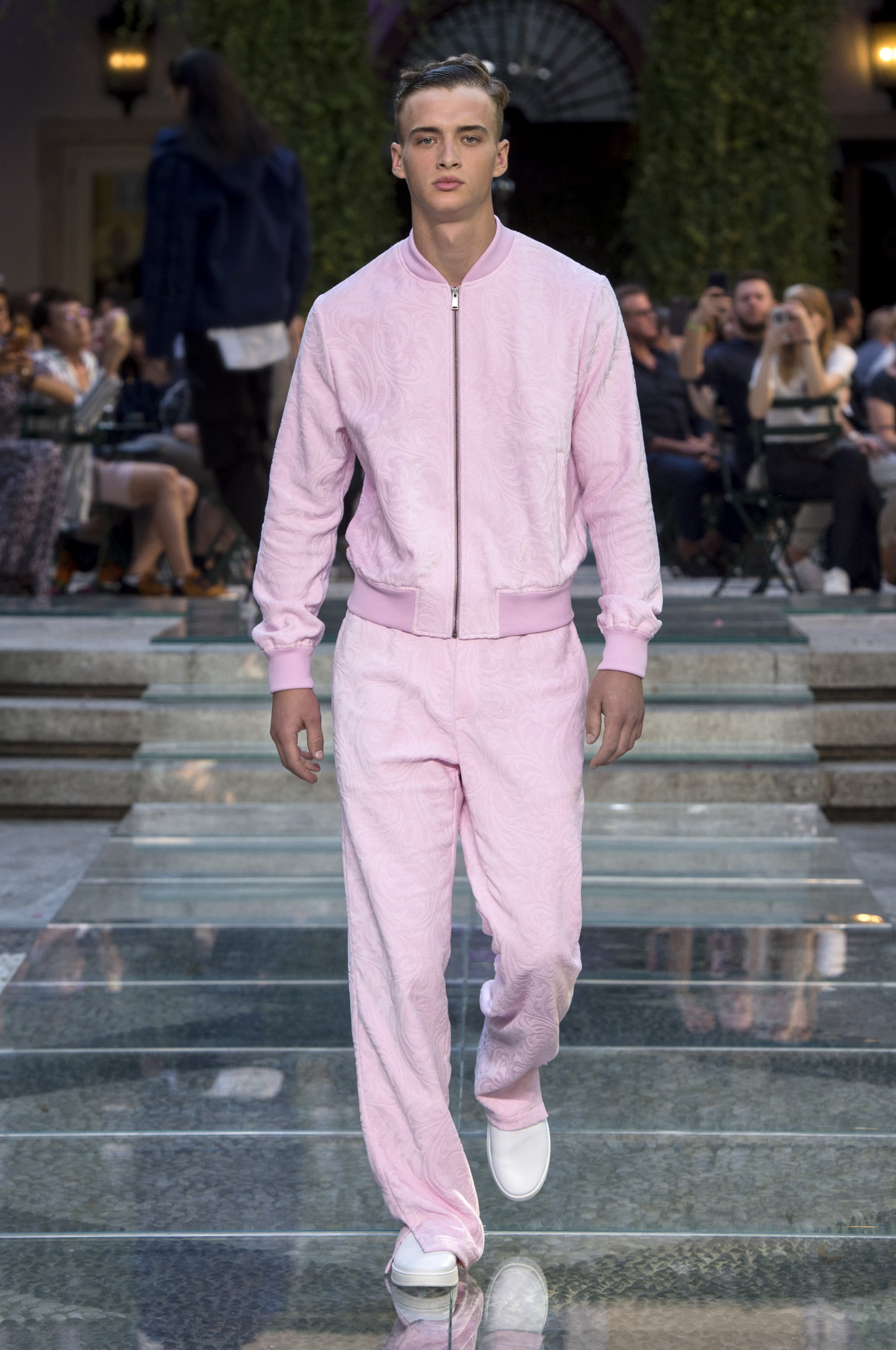 Desgastar insertar Ceder el paso Versace S/S 18 menswear #23 - Tagwalk: el buscador de moda