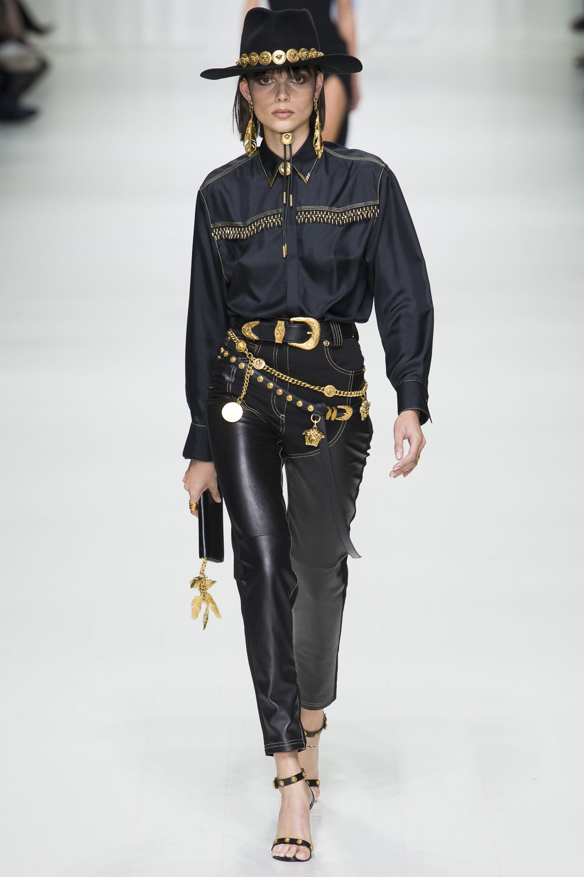 Versace SS18 (sombrero, cinturón)