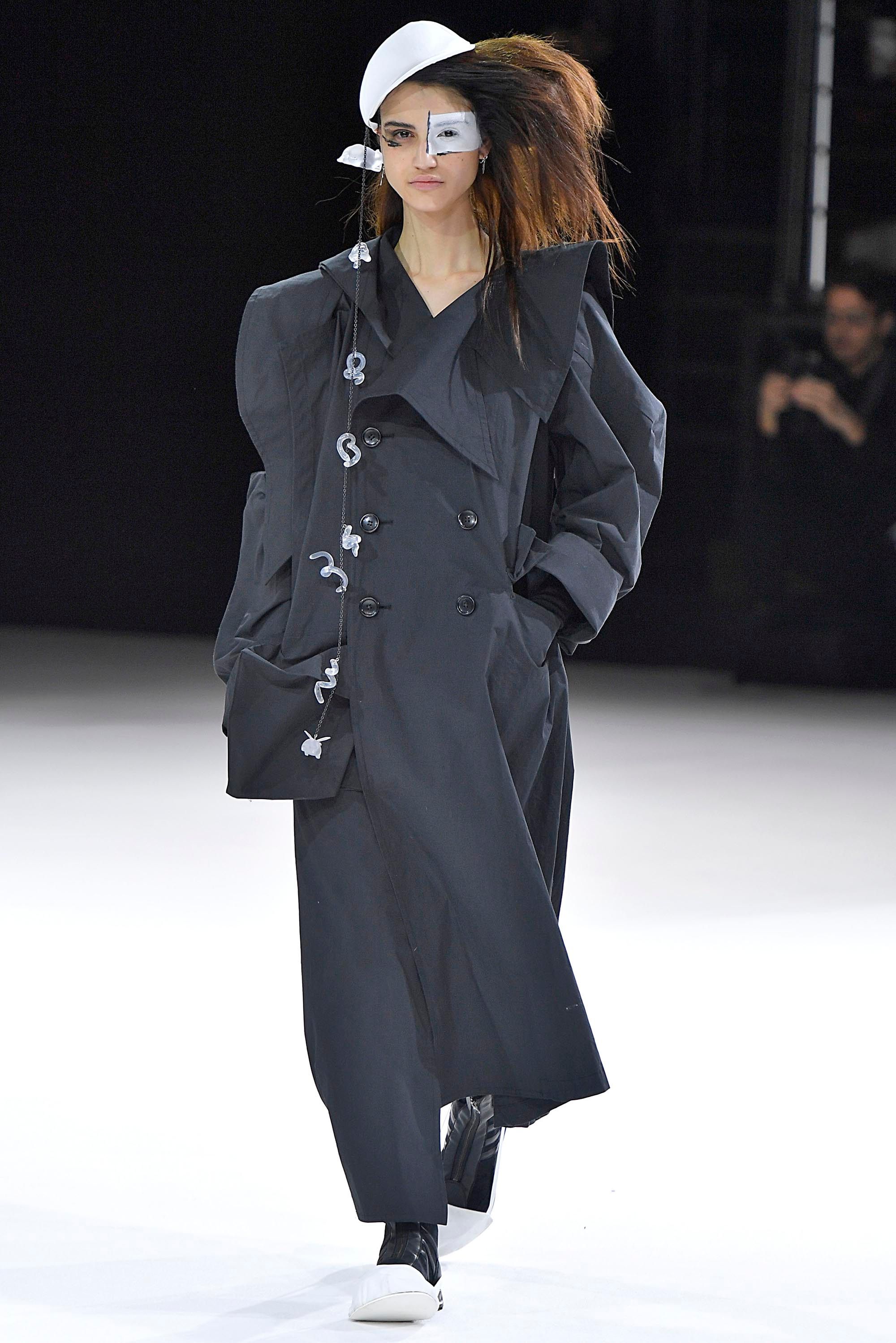 Yohji Yamamoto F/W 18 womenswear #19 - Tagwalk: The Fashion Search Engine