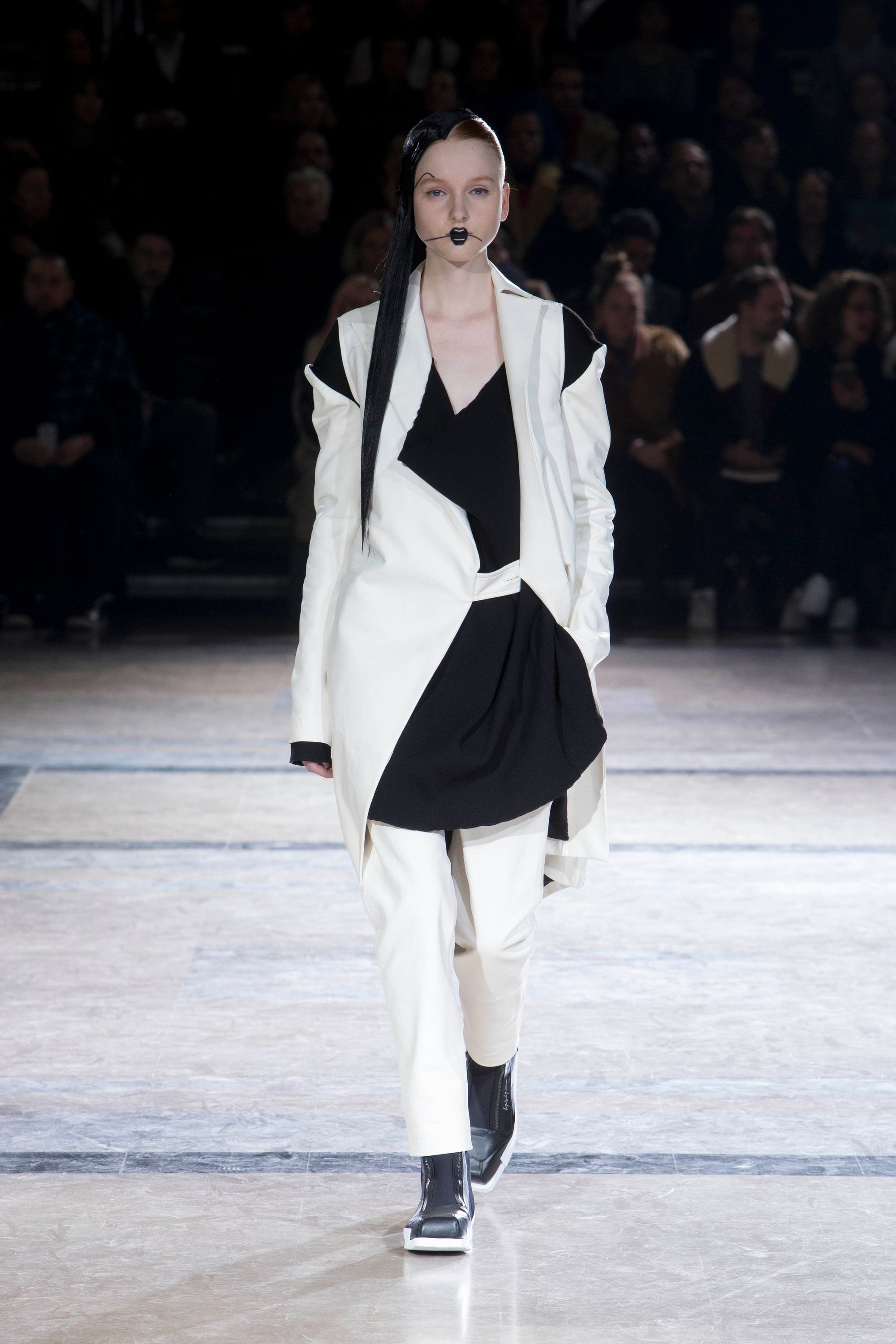 Yohji Yamamoto FW16 womenswear #11 - Tagwalk: The Fashion Search